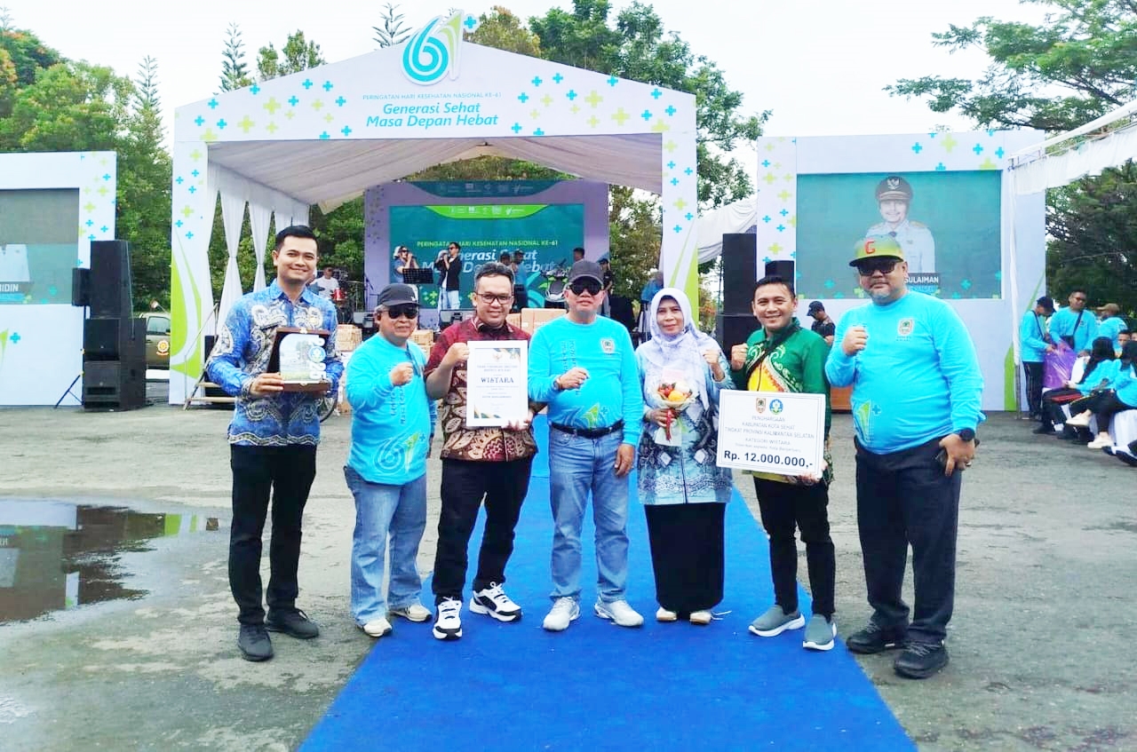 PENGHARGAAN: Jajaran Dinkes Banjarbaru usai penyerahan penghargaan Kota Sehat kategori Wistara.
