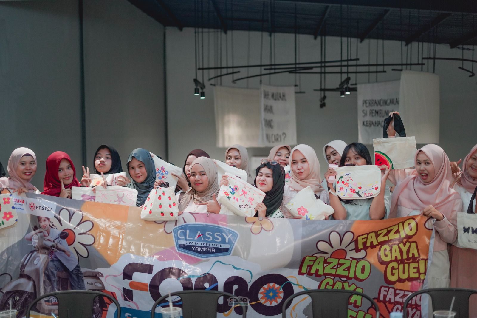 KELAS KREATIF: Usai Touring, para peserta diajak mengikuti tote bag painting bersama Fun-Loving Friends.