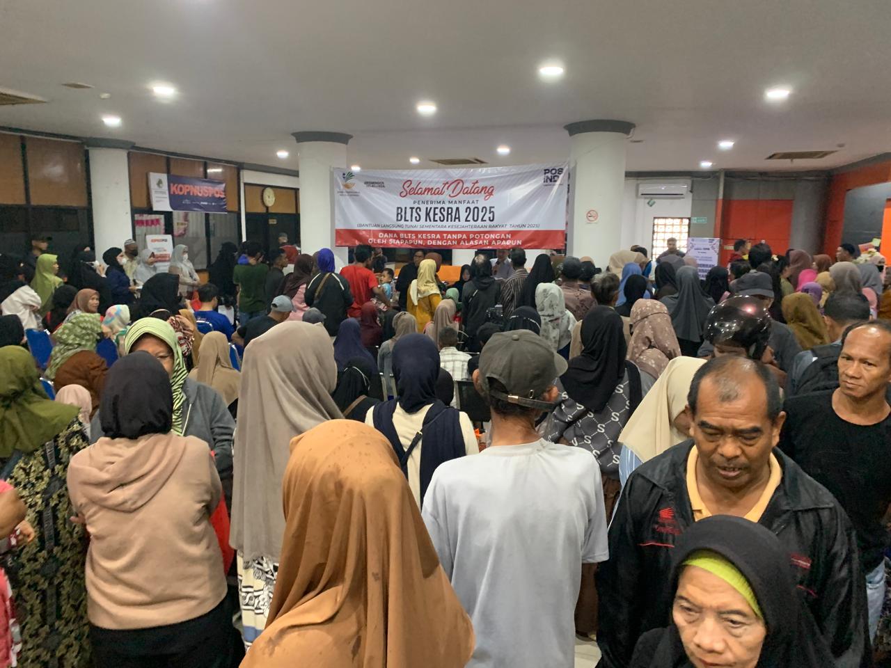 MENUNGGU: Warga penerima BLT sudah memenuhi halaman Kantor Pos di Jalan Lambung Mangkurat sejak pagi, menunggu giliran verifikasi dan pencairan bantuan.