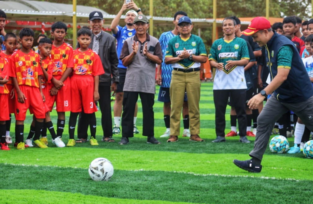 TENDANGAN: Kabid Pembudayaan Olahraga Dispora Kalsel, Budiono, melakukan tendangan pertama sebagai tanda dimulainya Festival Sepak Bola Usia Dini 2025, Minggu (23/11/2025).
