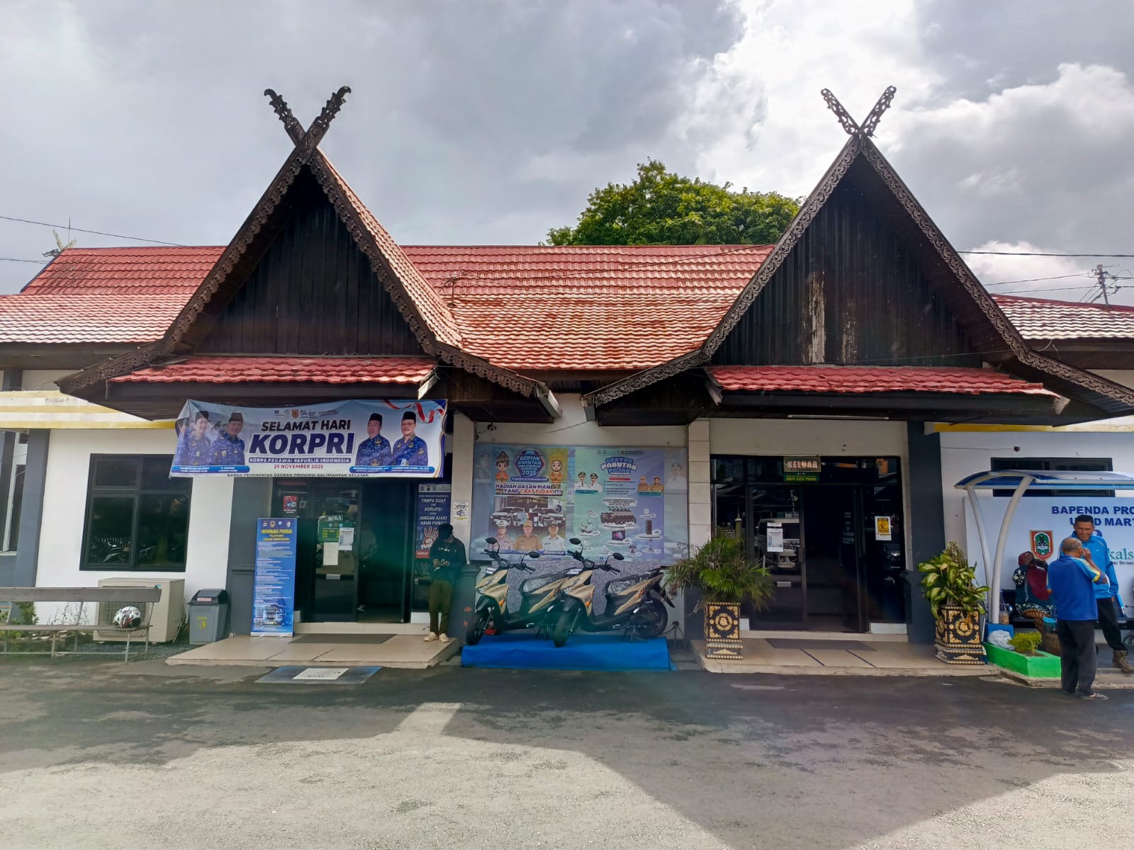 DIPAJANG: Motor yang akan diberikan kepada wajib pajak tertib yang berutung, dipajang di depan kantor Samsat Martapura.