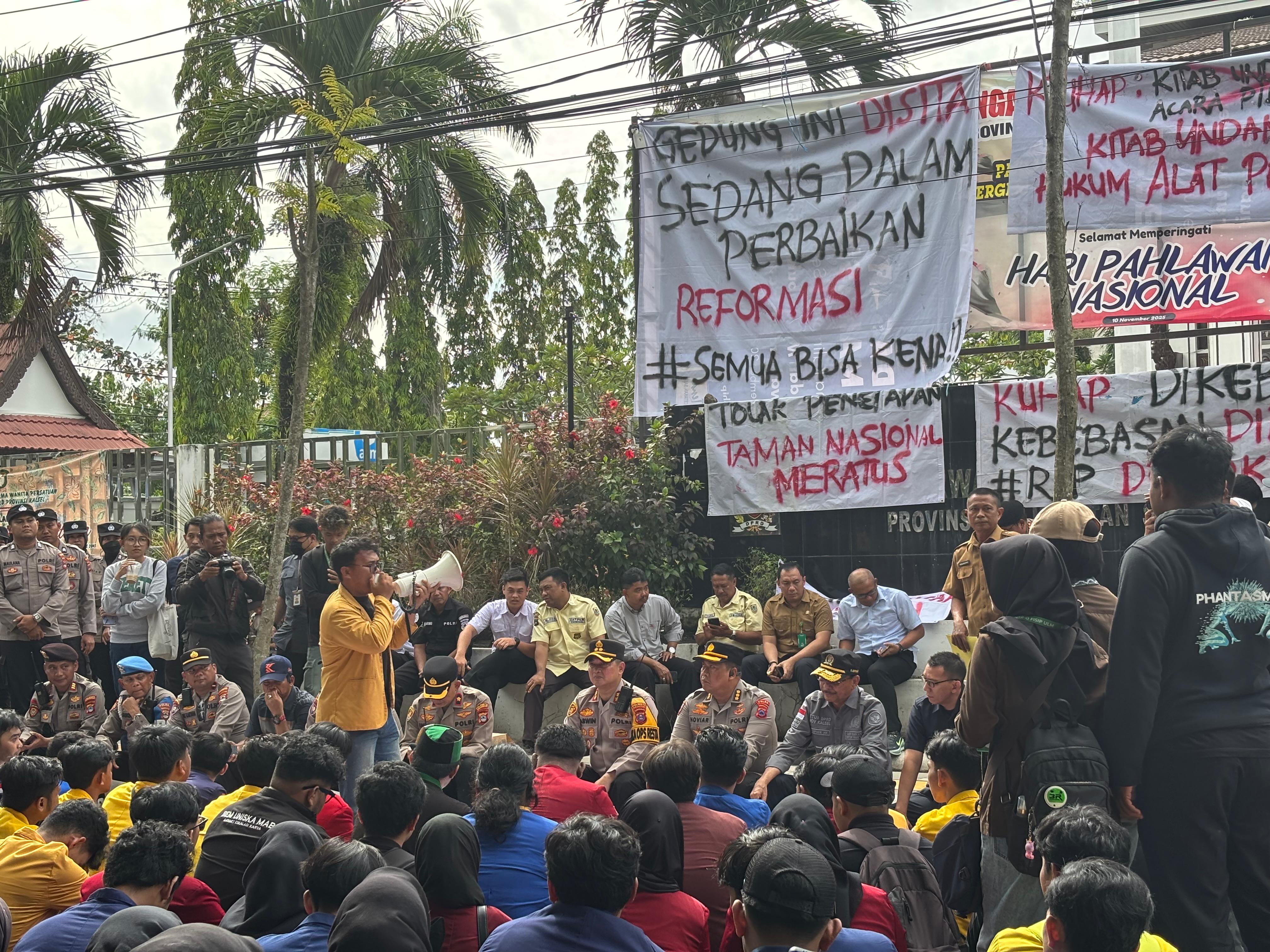 BERORASI: Massa aksi unjuk rasa memadati Jalan Lambung Mangkurat depan kantor DPRD Kalsel dan berorasi di hadapan Ketua DPRD Supian HK.