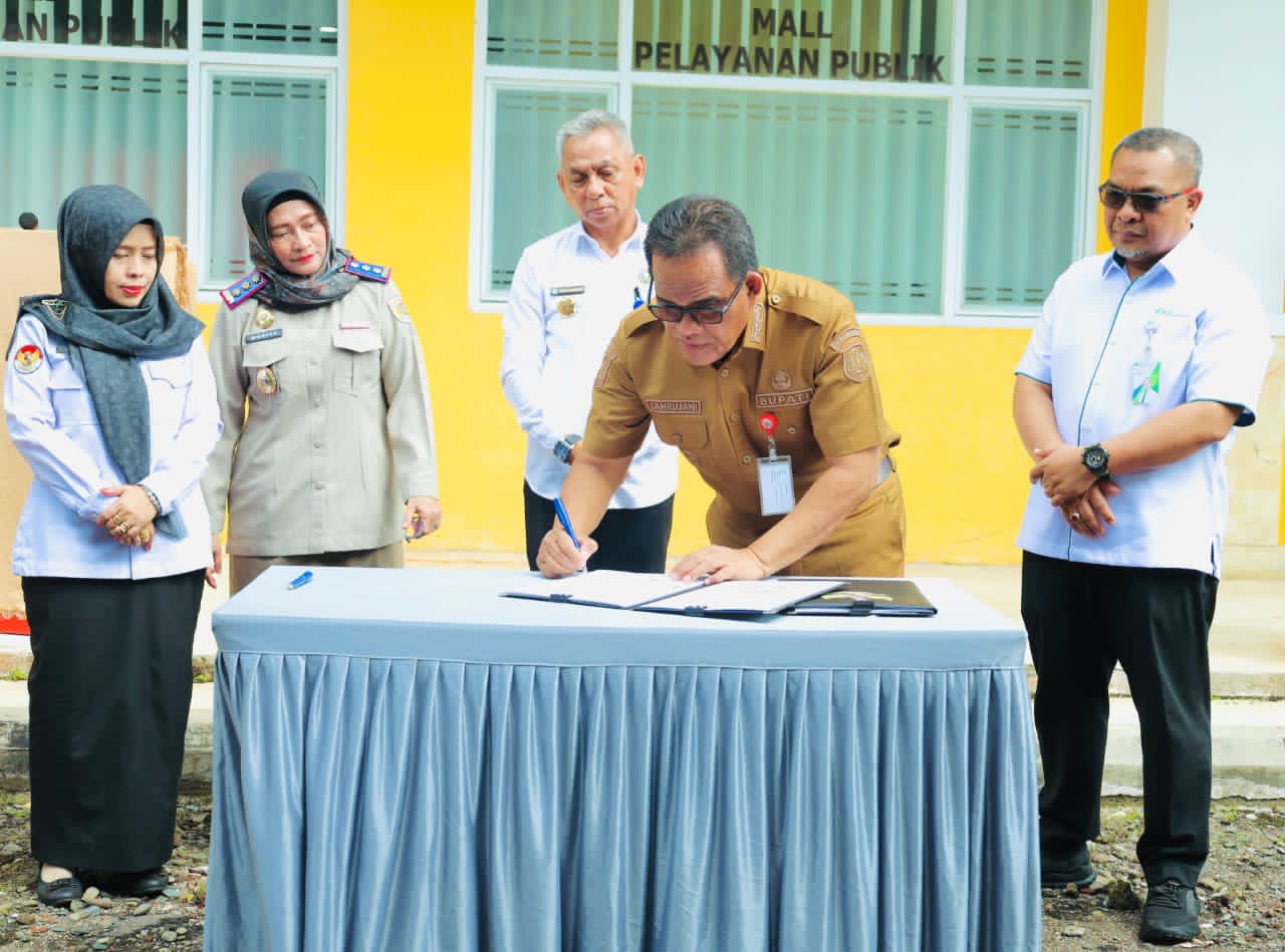 MOMEN:Bupati Kabupaten HSU, H Sahrujani menandatangani Nota Kesepakatan dan Perjanjian Kerja Sama dengan berbagai kementerian dan lembaga yang ada di MPP Kabupaten HSU, Senin (24/11/2025).