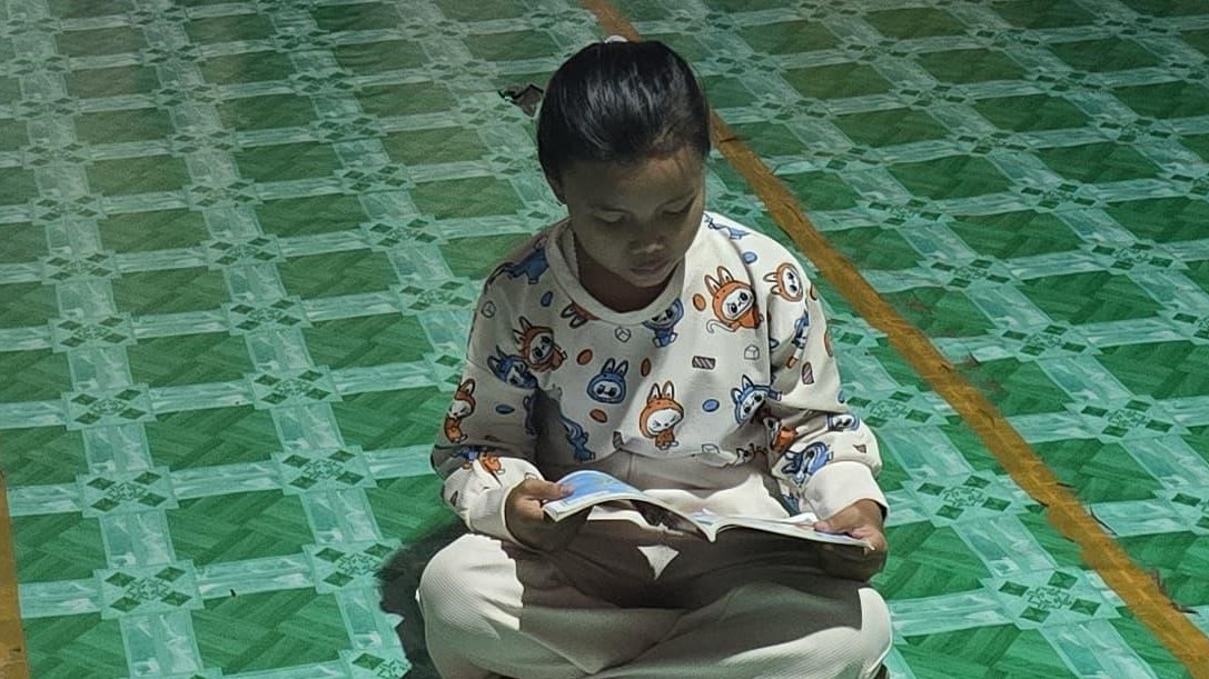 BACA BUKU:Dengan adanya bantuan pasang baru listrik secara gratis dari YBM PLN ini, anak-anak bisa belajar dengan nyaman dan lebih terang.