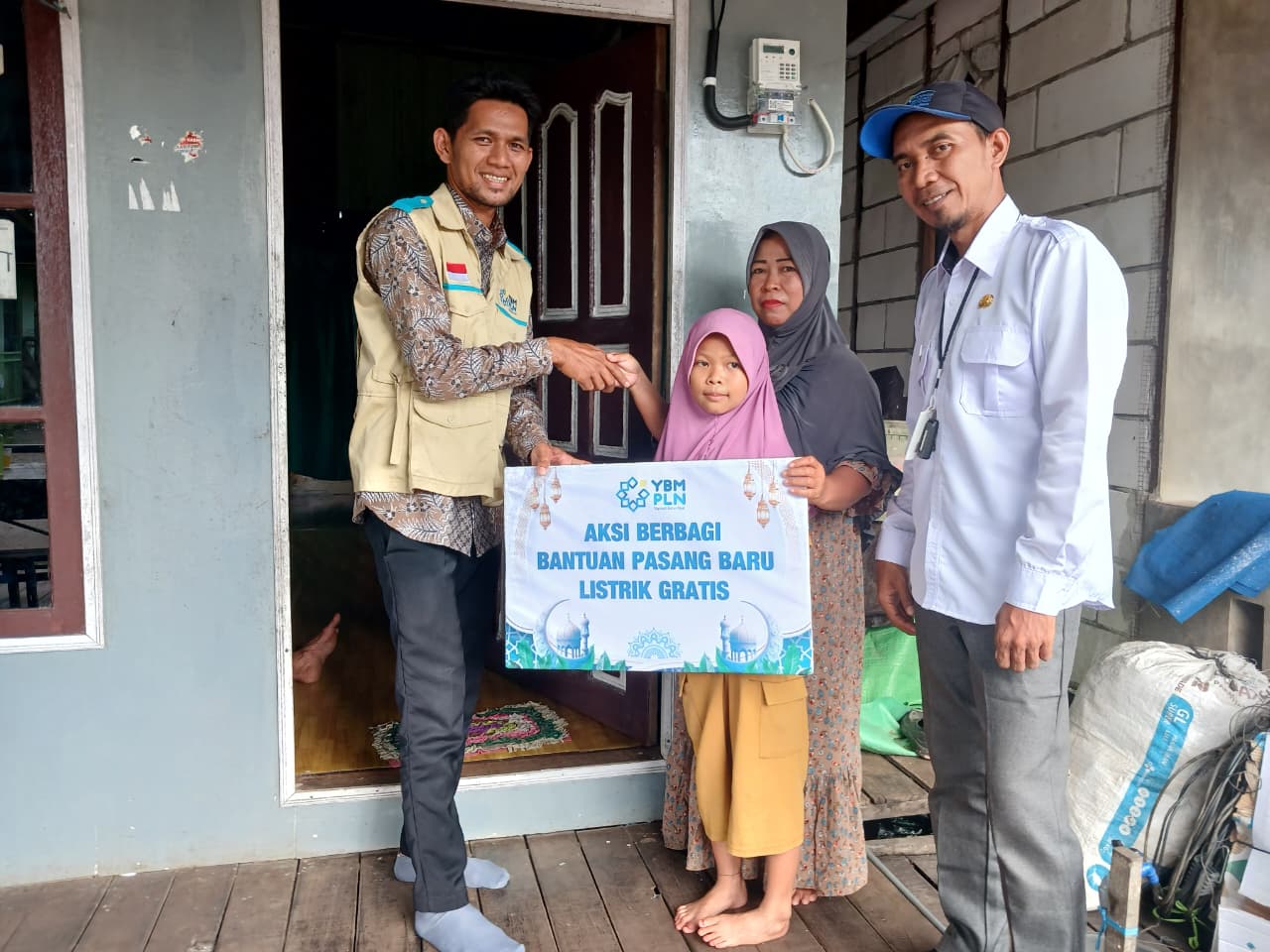 PEDULI:Penyerahan bantuan Aksi Berbagi Bantuan Pasang Baru Listrik Gratis dari YBM PLN UID Kalselteng kepada keluarga Rahmat Suriyadi didampingi oleh Petugas PKH Dinas Sosial Kota Banjarmasin, Asyikin