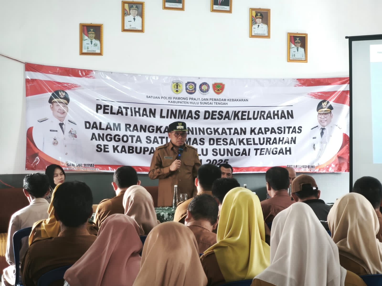 PELATIHAN:Wakil Bupati Kabupaten HST, Gusti Rosyadi Elmi membuka pelatihan Satlinmas, Senin (24/11/2025).