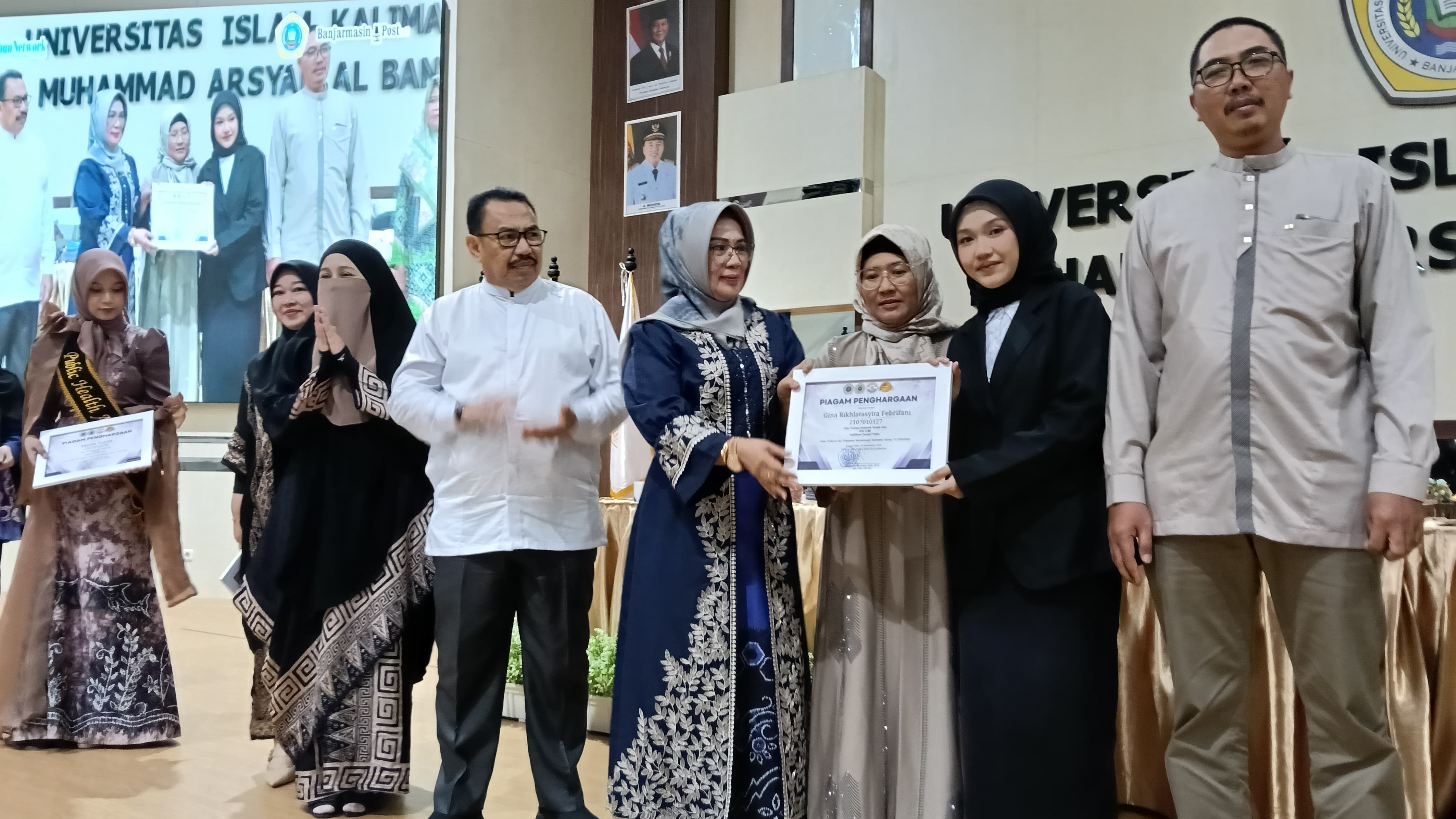 KESEHATAN: Lulusan terbaik sarjana Kesehatan Masyarakat UNISKA.