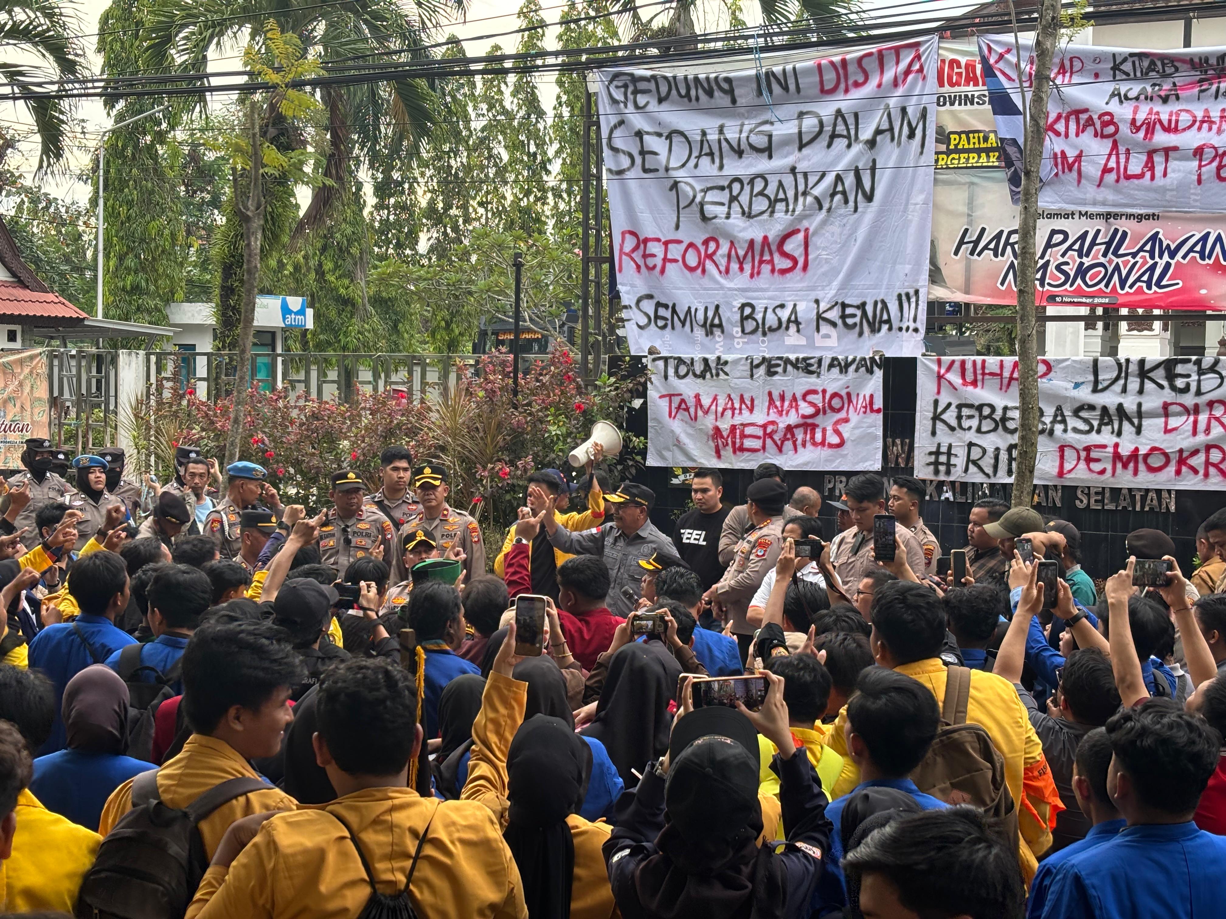 RICUH: Ratusan massa aksi unjuk rasa memadati Kantor DPRD Kalsel di Jalan Lambung Mangkurat pada Senin (24/11/2025).