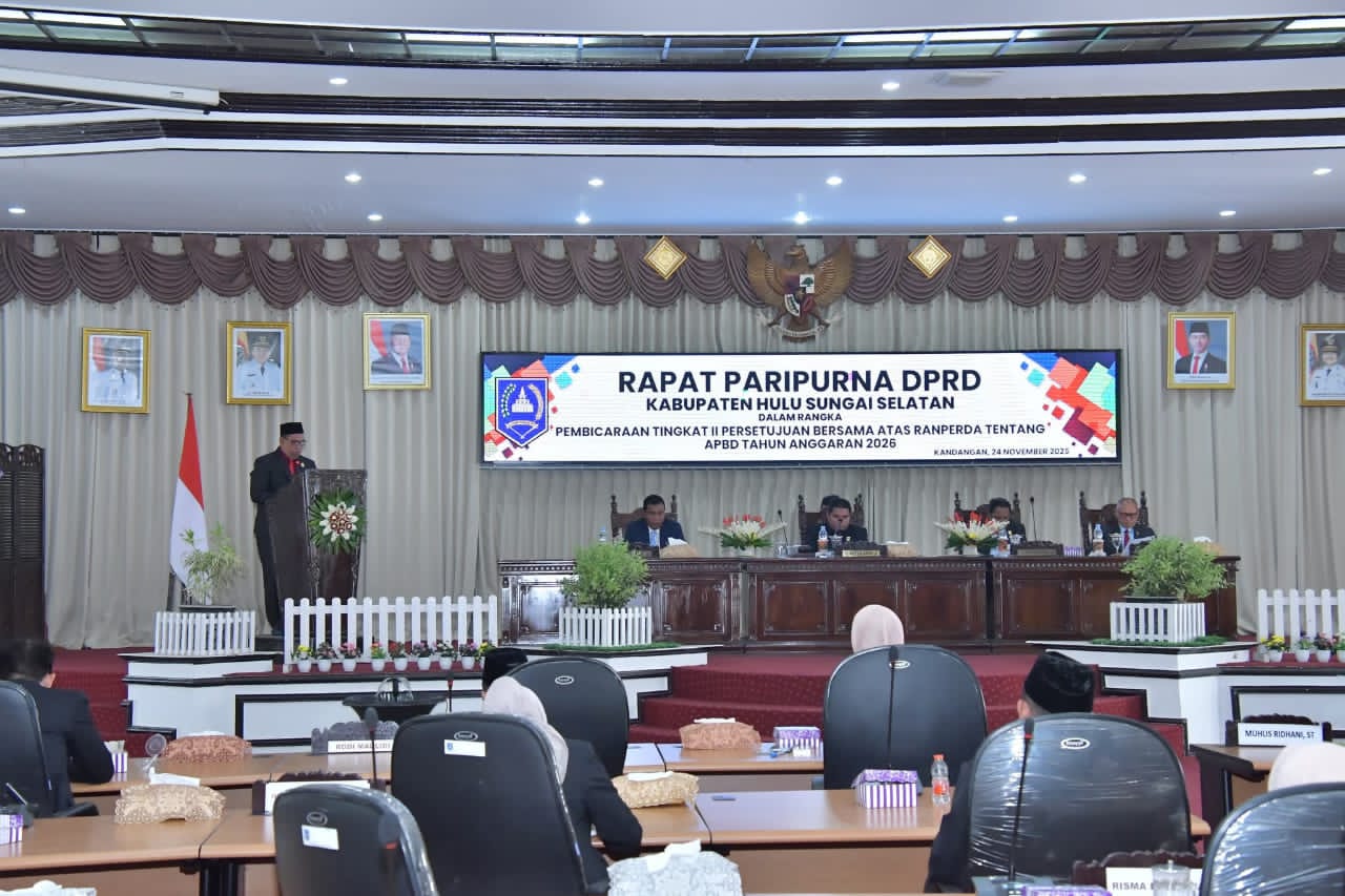 RAPAT PARIPURNA: Tujuh fraksi yang ada di DPRD HSS menyepakati APBD HSS tahun 2026.