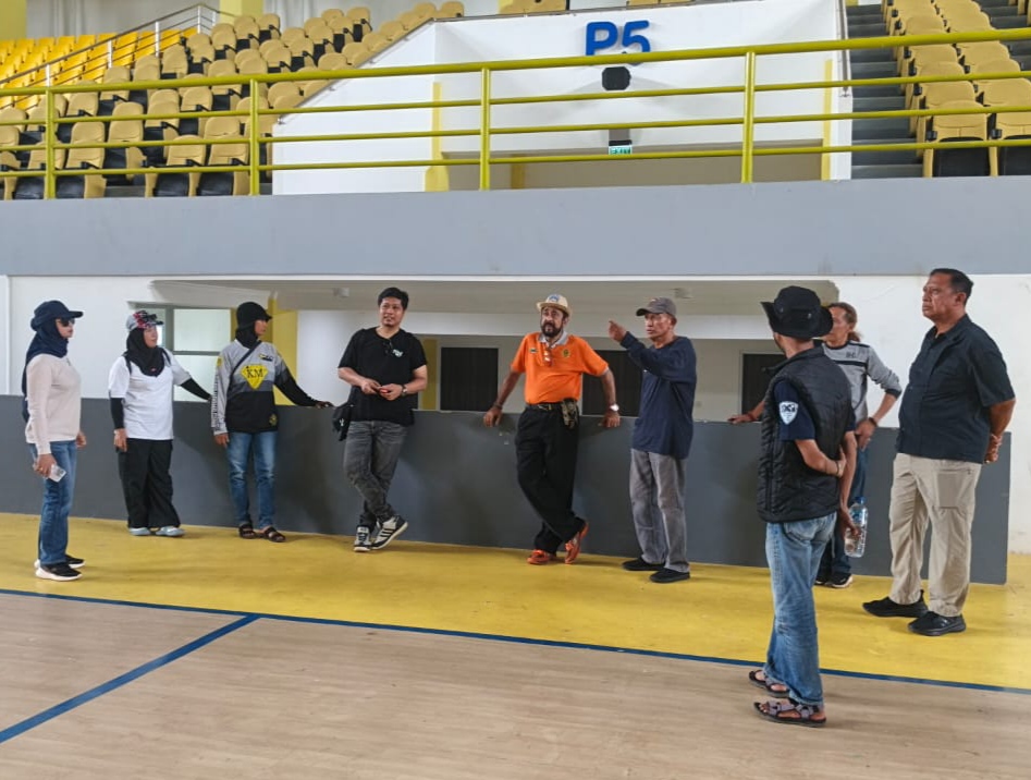 MENINJAU: Panitia meninjau venue utama Jambore IMI Kalsel 2025 di kawasan GOR Babussalam, Banjarbaru, Minggu (23/11/2025).