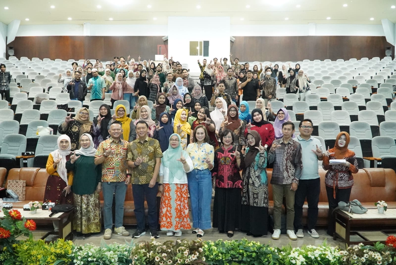 MOMEN: Foto bersama panitia, narasumber, moderator, dan peserta usai kuliah umum Magister Manajemen ULM di Lecture Theater FEB ULM.