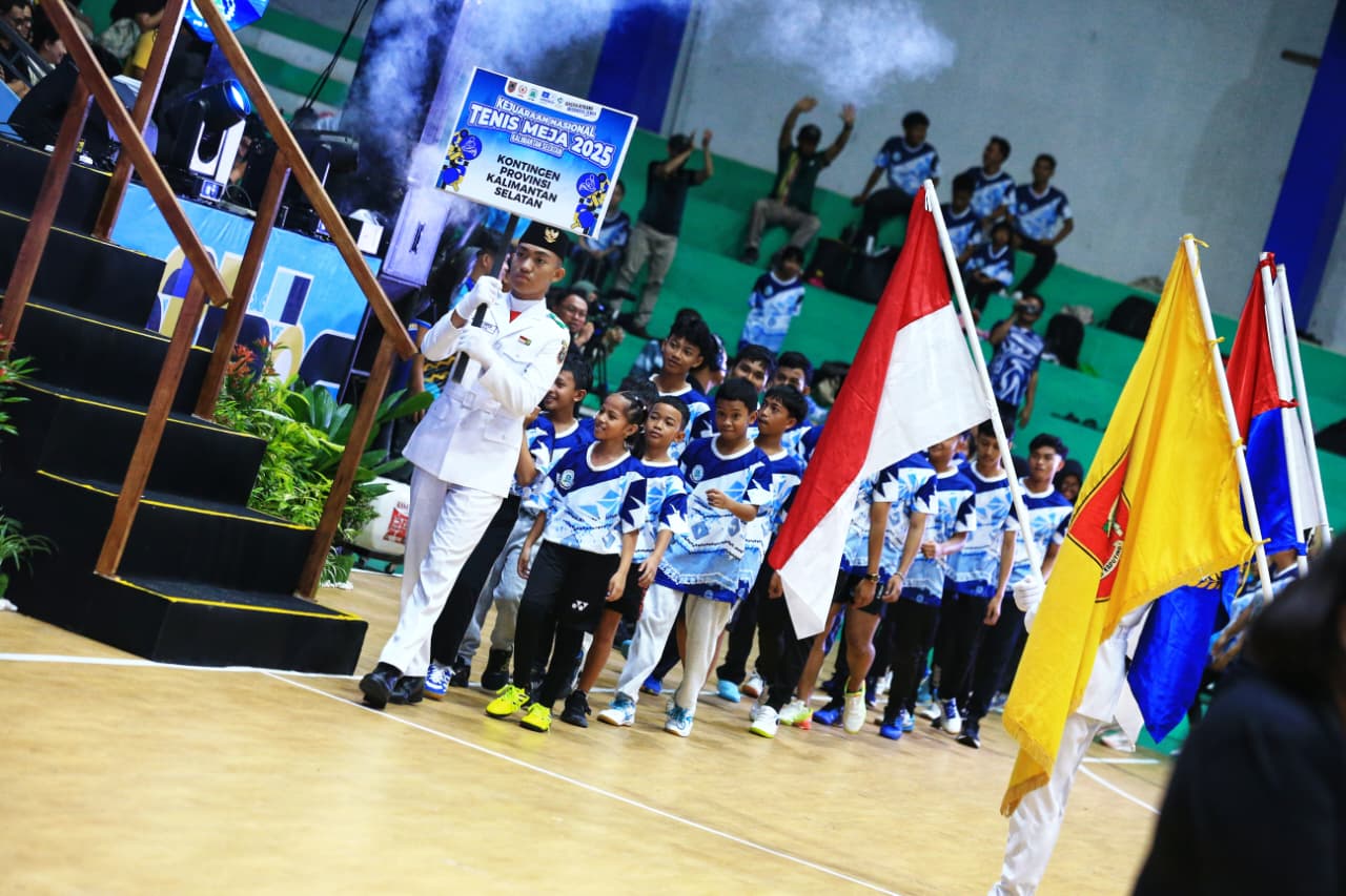 DEFILE: Kontingen dari 23 provinsi saat pembukaan Kejurnas Tenis Meja 2025 di GOR Hasanuddin HM Banjarmasin, Senin (24/11/2025). Ketua Umum PB PTMSI salut dengan jumlah peserta.