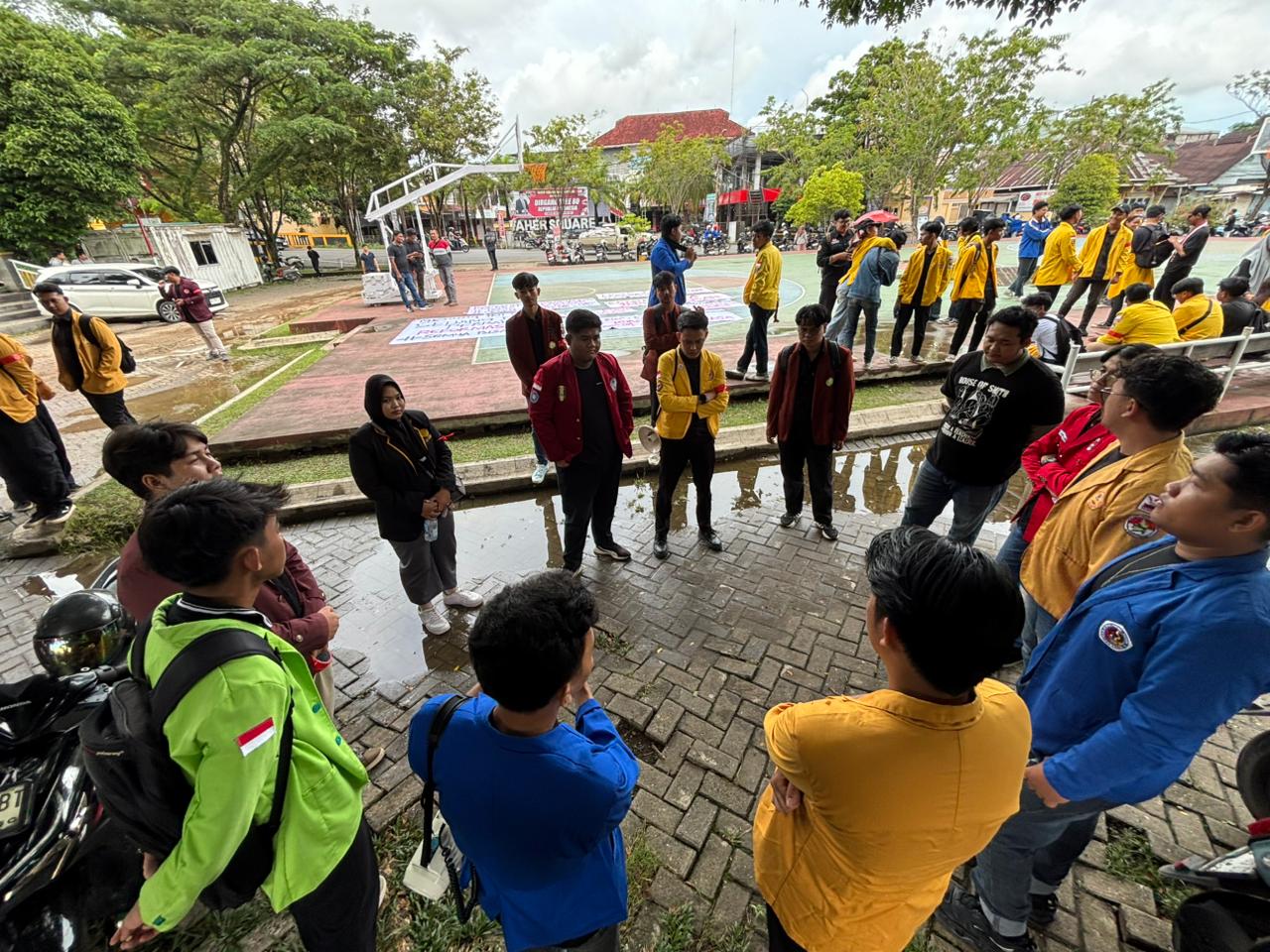 BERSUARA: Para mahasiswa menyatukan tuntutan sebelum berdemo ke DPRD Kalsel. Mereka juga menyuarakan persoalan Pertalite brebet dan Pertamax yang susah dicari di daerah.