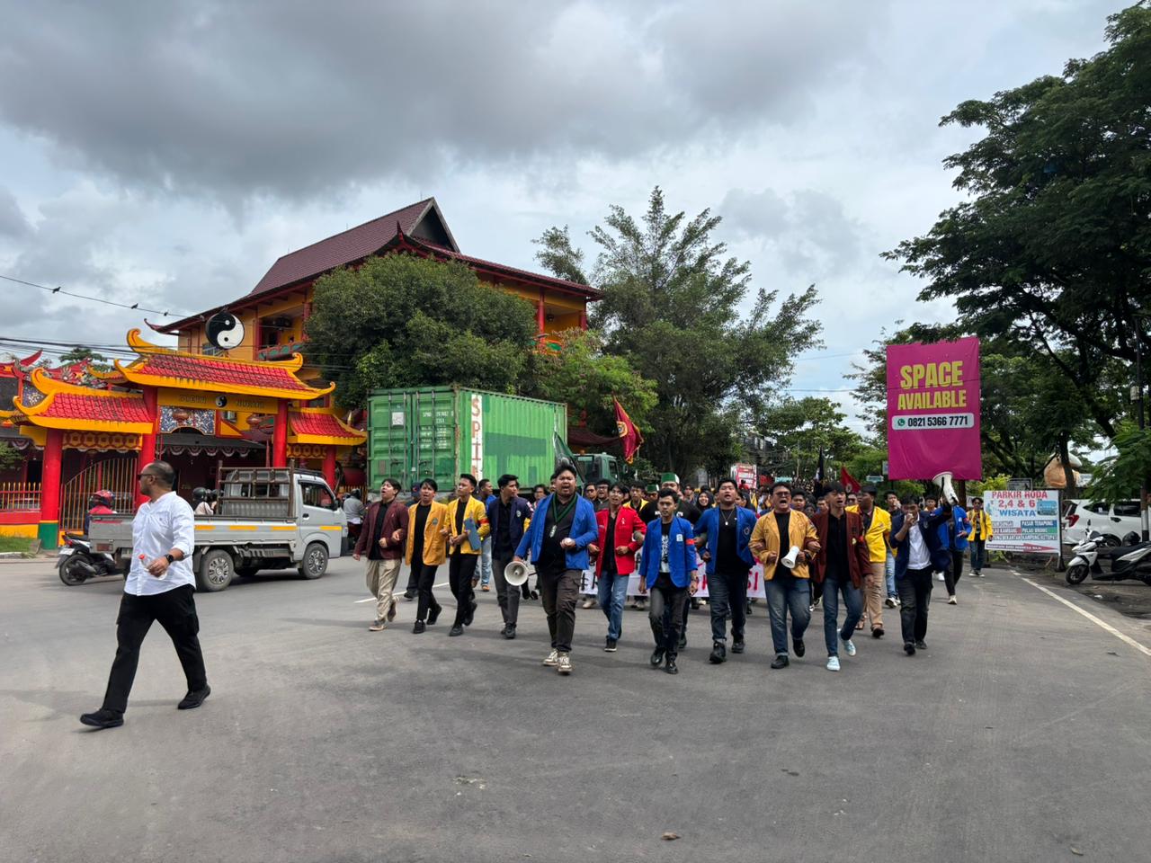 UNJUK RASA: Para mahasiswa yang mau demo menolak KUHAP mulai berjalan menuju DPRD Kalsel.