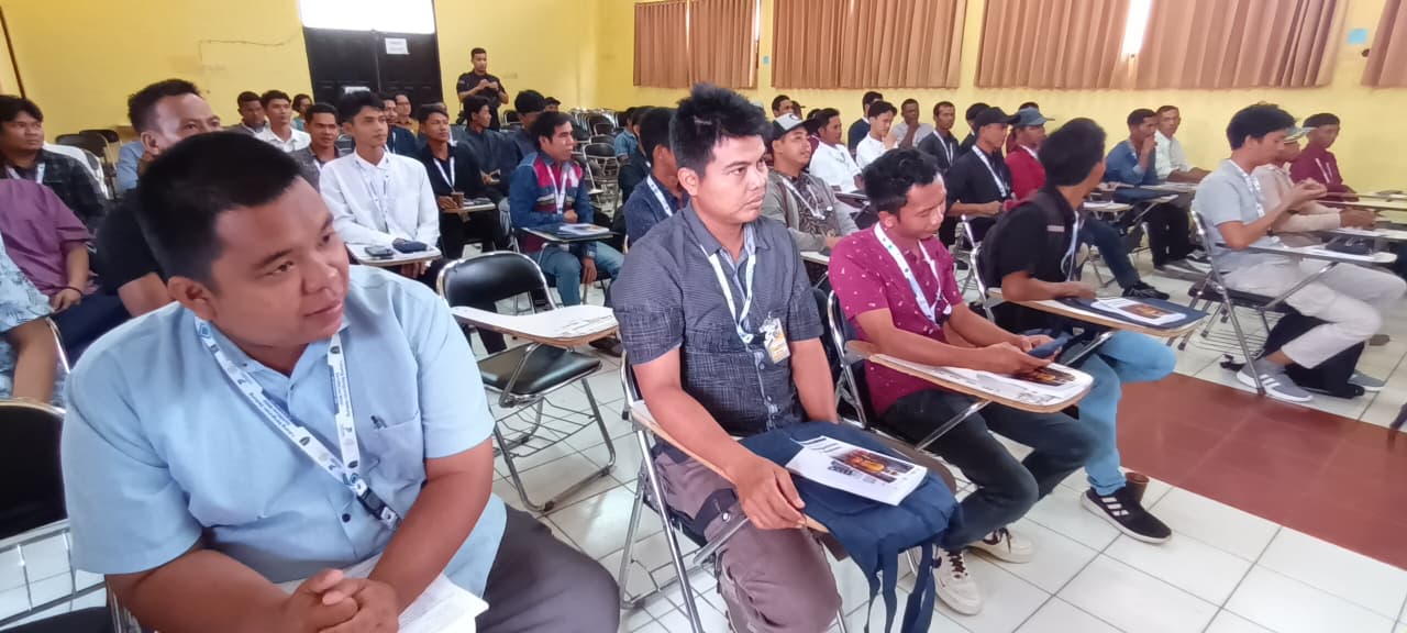 PELATIHAN: Para pemuda desa mengikuti pelatihan menjadi kuli bangunan yang digelar Disnaker Tabalong untuk membuka peluang kerja.