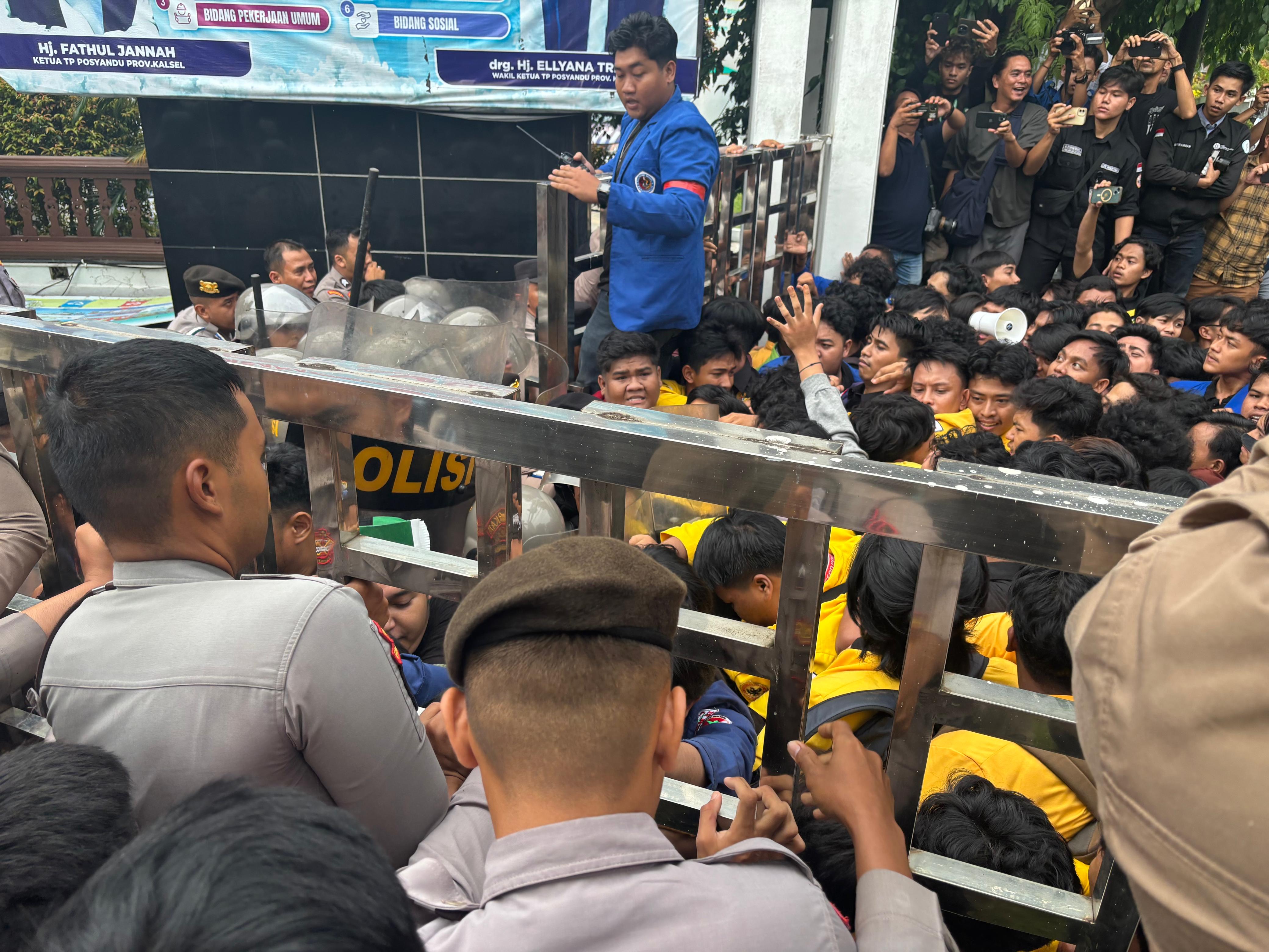 SALING DORONG: Massa aksi unjuk rasa memaksa masuk kantor DPRD Kalsel hingga terlibat aksi saling dorong.