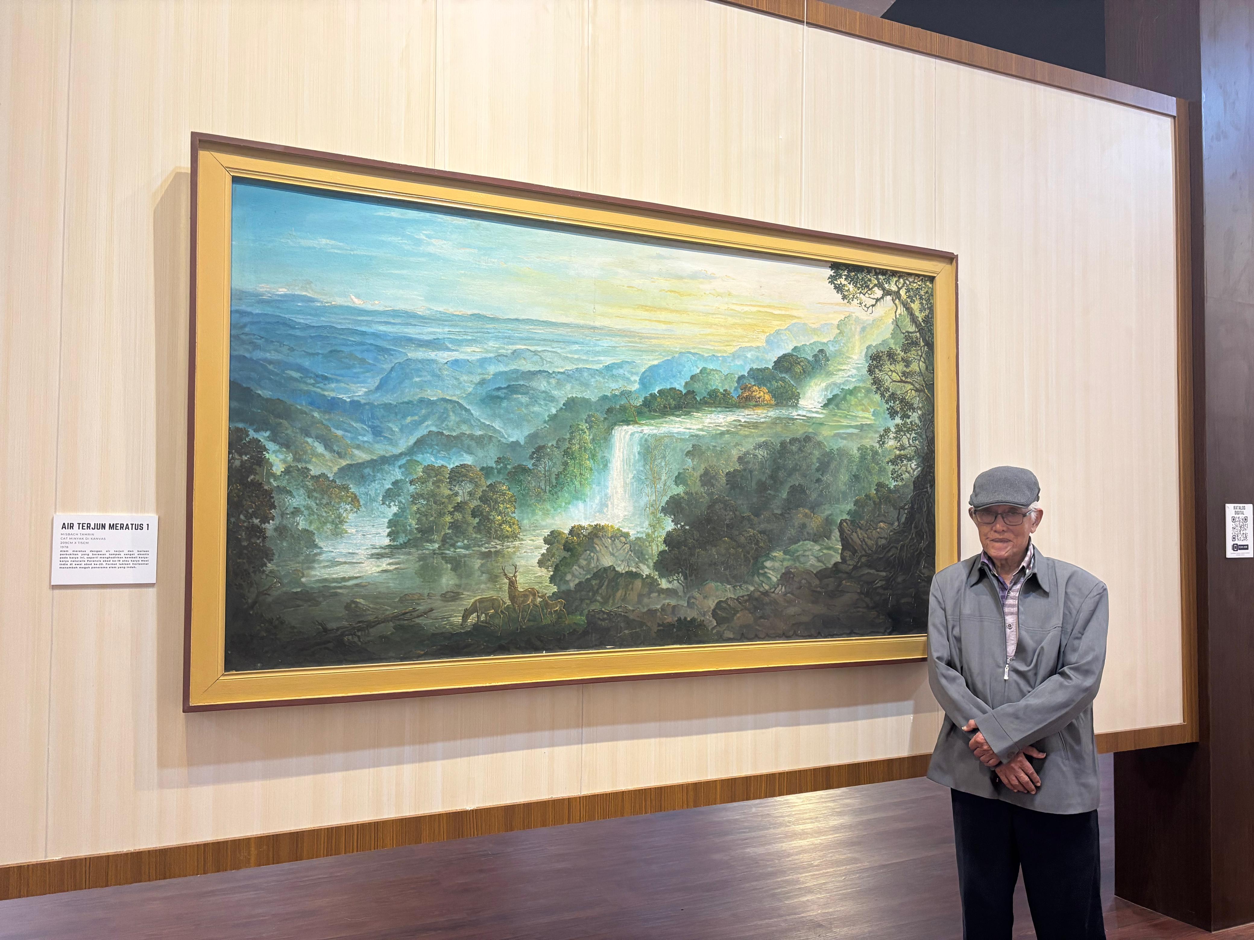 DUKA: Potret Misbach Tamrin dengan karya pertamanya setelah bebas dari penjara: Air Terjun Meratus 1 di Pameran Tunggal Rindang Banua.