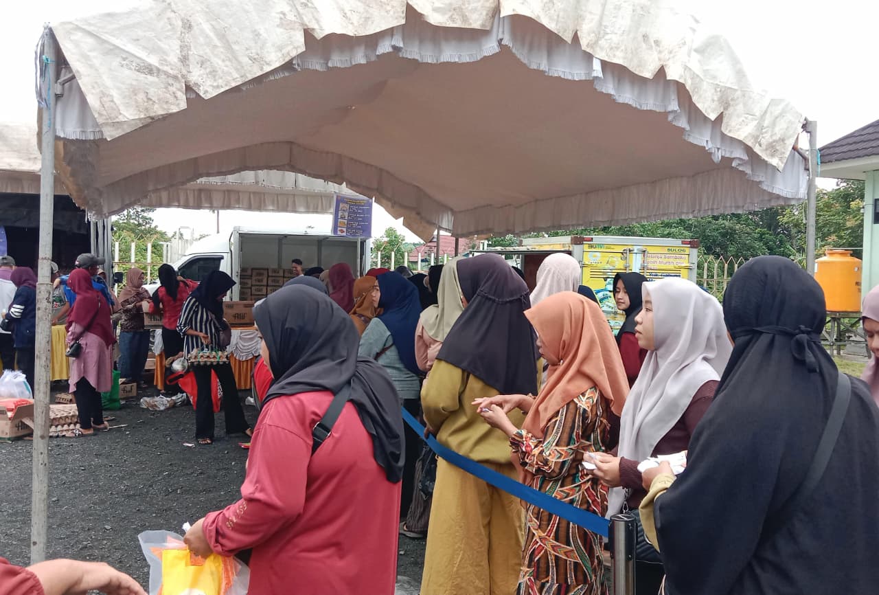 PASAR MURAH: Warga membeli bahan pokok bersubsidi pada gelaran Pasar Murah Disdagperin Banjarbaru di Kelurahan Landasan Ulin Timur.