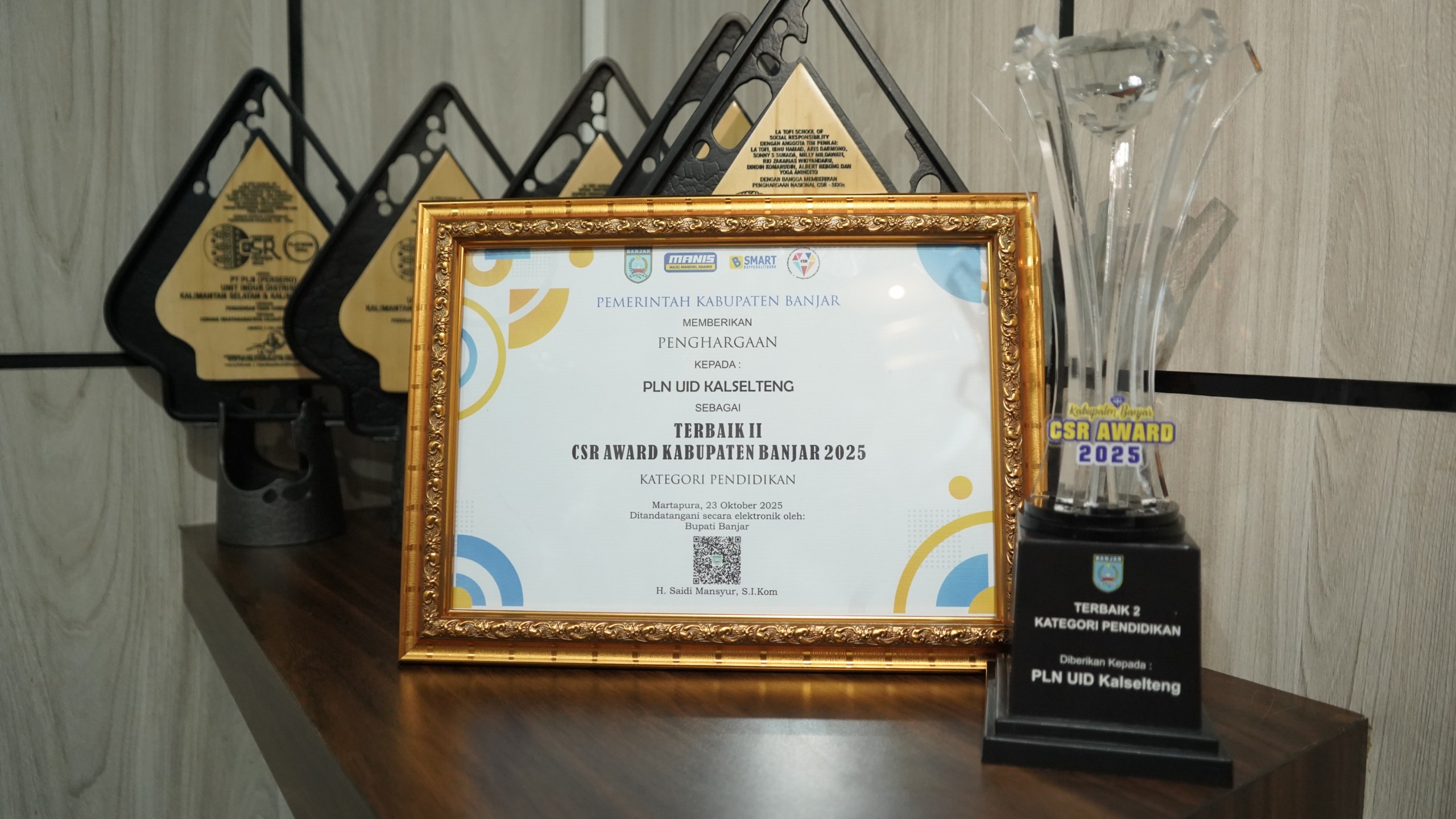 DEDIKASI: Dalam ajang CSR Award Kabupaten Banjar 2025, PLN UID Kalselteng meraih penghargaan Terbaik II untuk kategori Pendidikan.