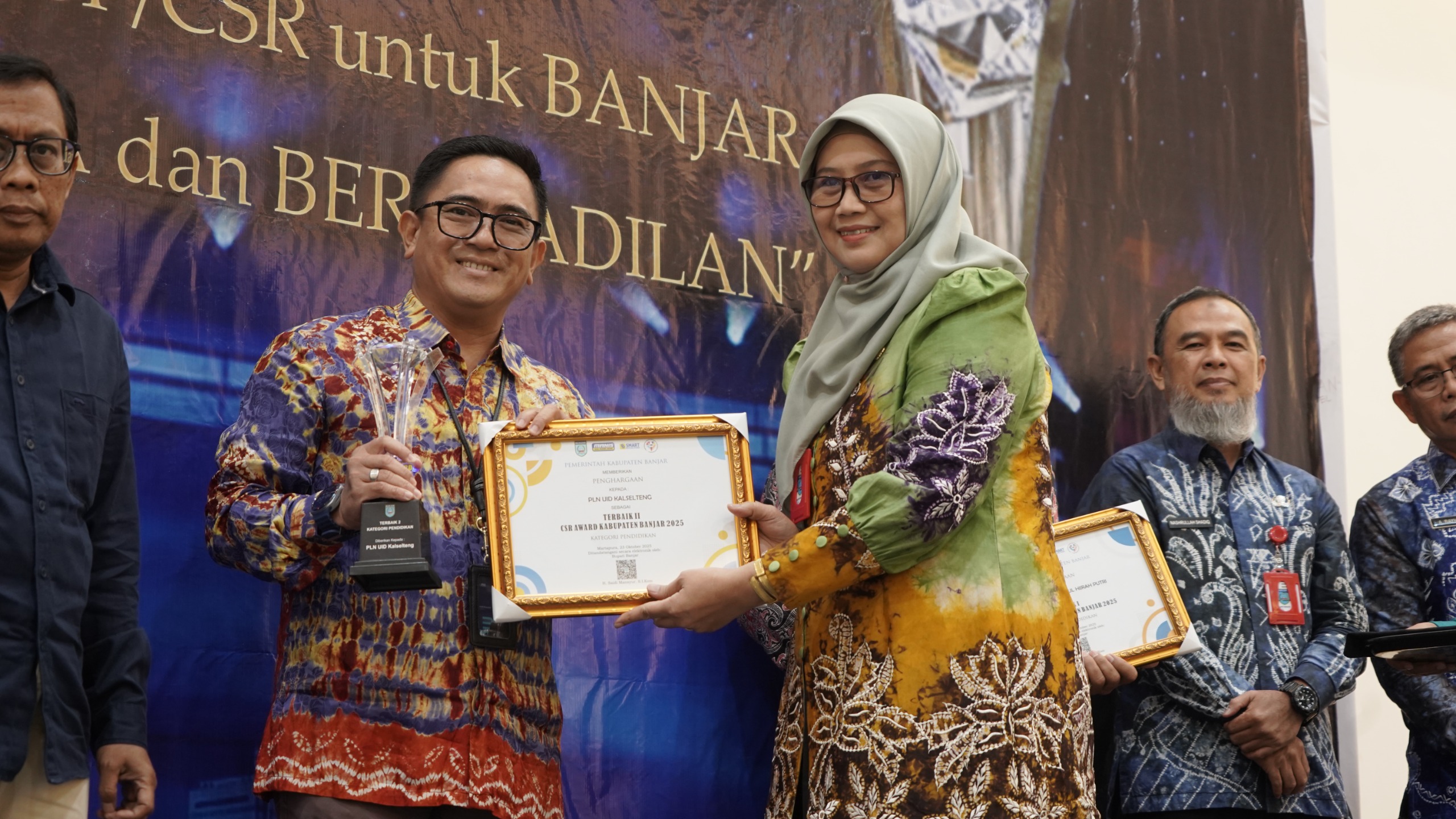 MAKIN SEMANGAT: Dengan diraihnya penghargaan CSR Award 2025 ini, PLN UID Kalselteng semakin termotivasi untuk menjaga kualitas dan keberlanjutan program sosial yang telah berjalan.