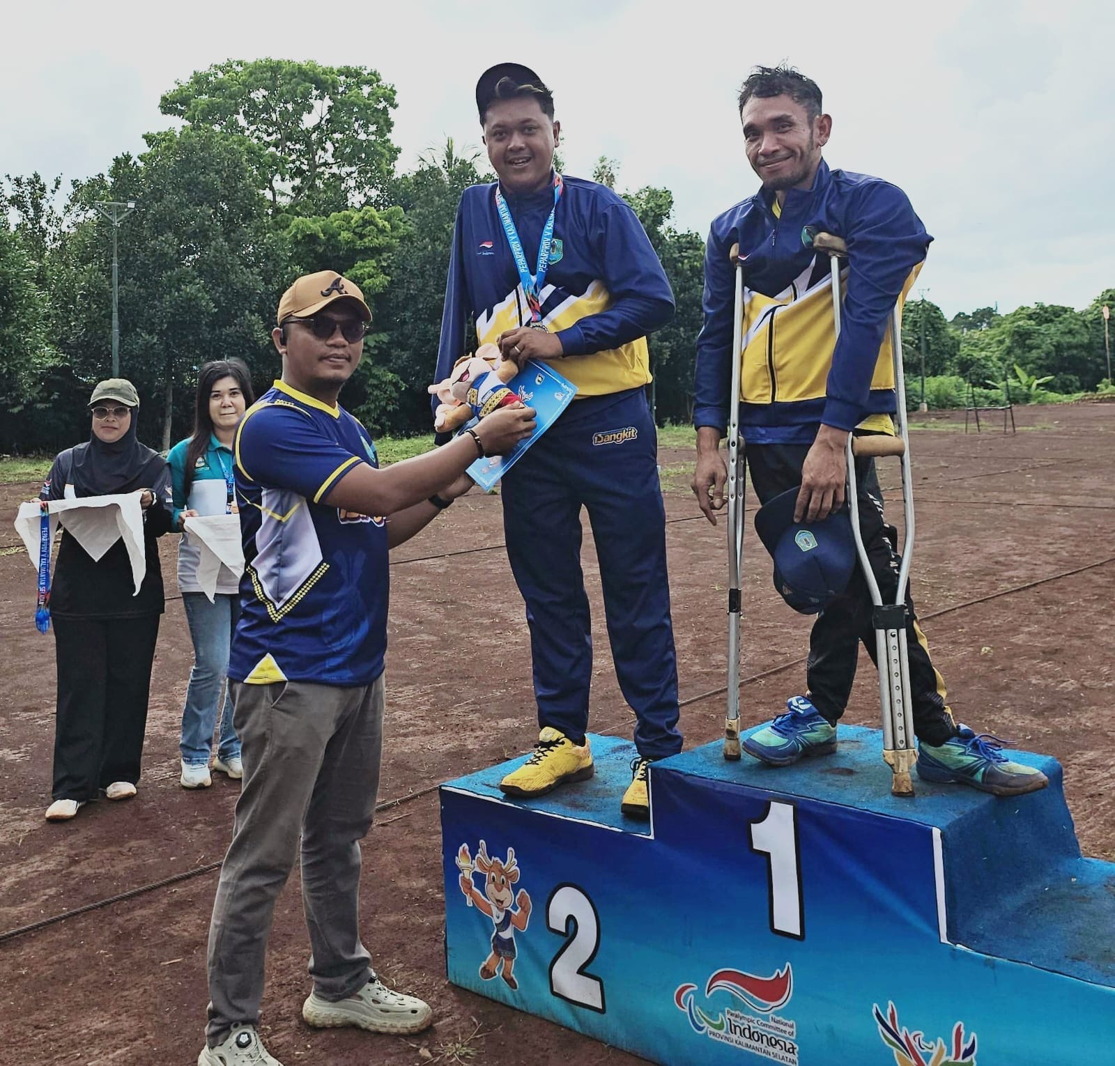 Atlet panahan NPC HSU Deni Aldiani dan Muhammad Rafii sukses masuk ke babak final dan meraih medali emas dan perak di ajang Peparprov Kalsel 2025 di Pelaihari.