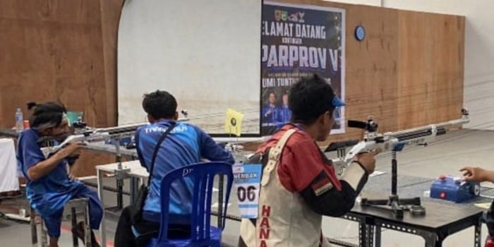 MENEMBAK: Atlet para-menembak Banjarbaru saat tampil pada pertandingan Peparprov V Kalsel di Gedung Logistik KPU Tanah Laut, Senin (24/11).