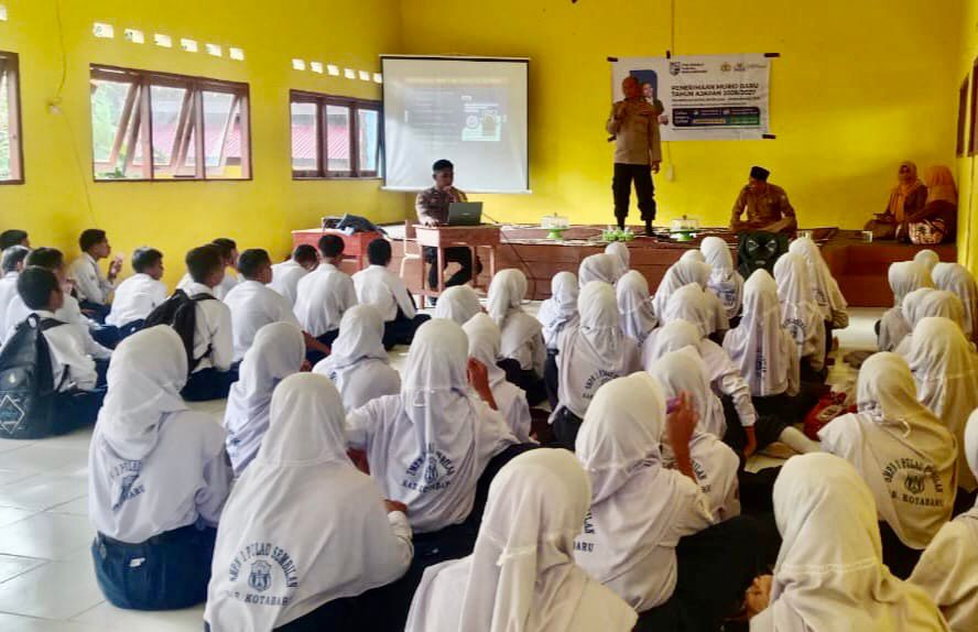 SOSIALISASI: Kapolsek Pulau Sembilan Iptu Agus Riyanto menyampaikan syarat masuk SMA Kemala Taruna Bhayangkara.