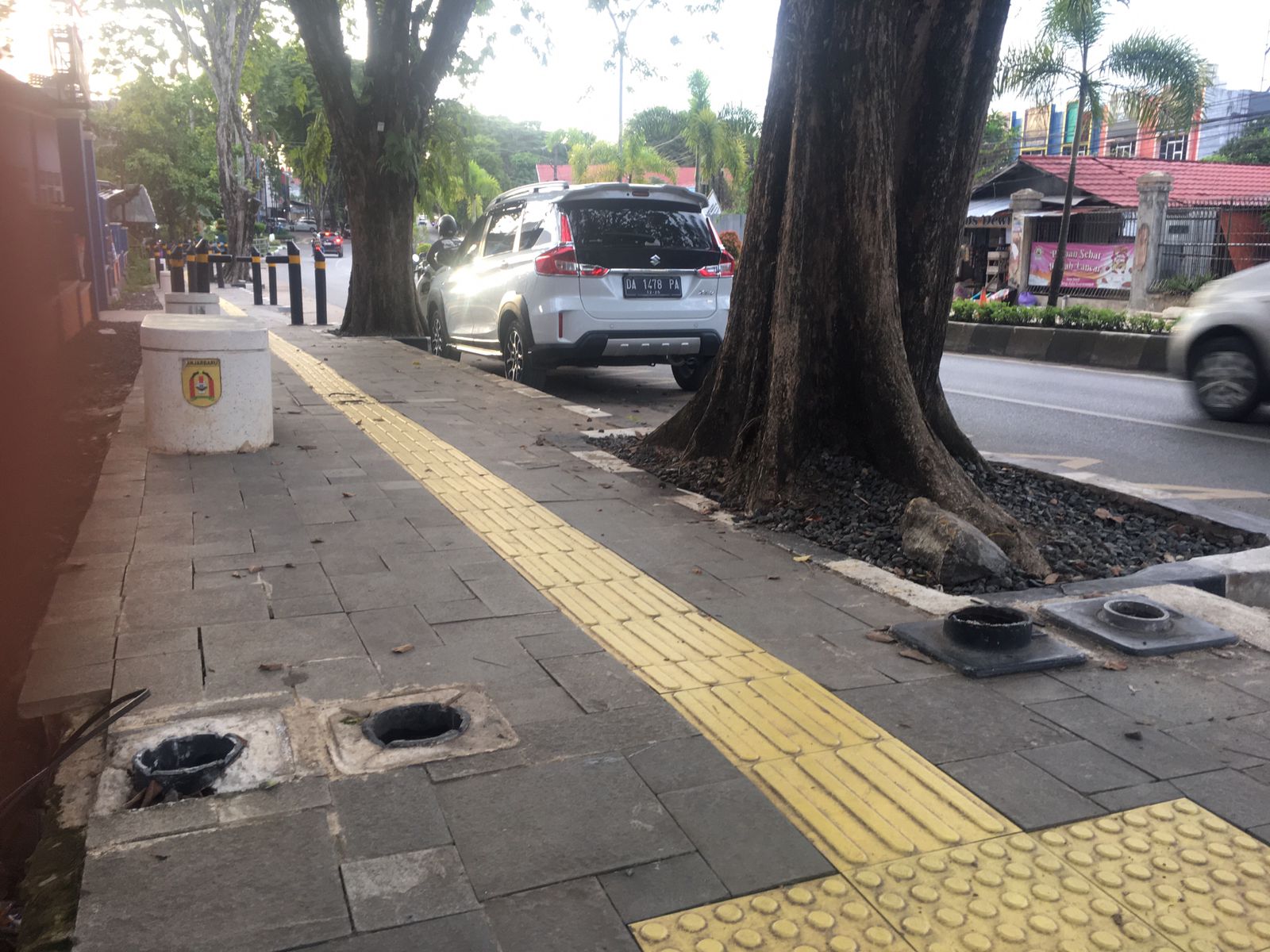 HILANG: Puluhan Bollard di Jalan Panglima Batur hilang digondol maling.