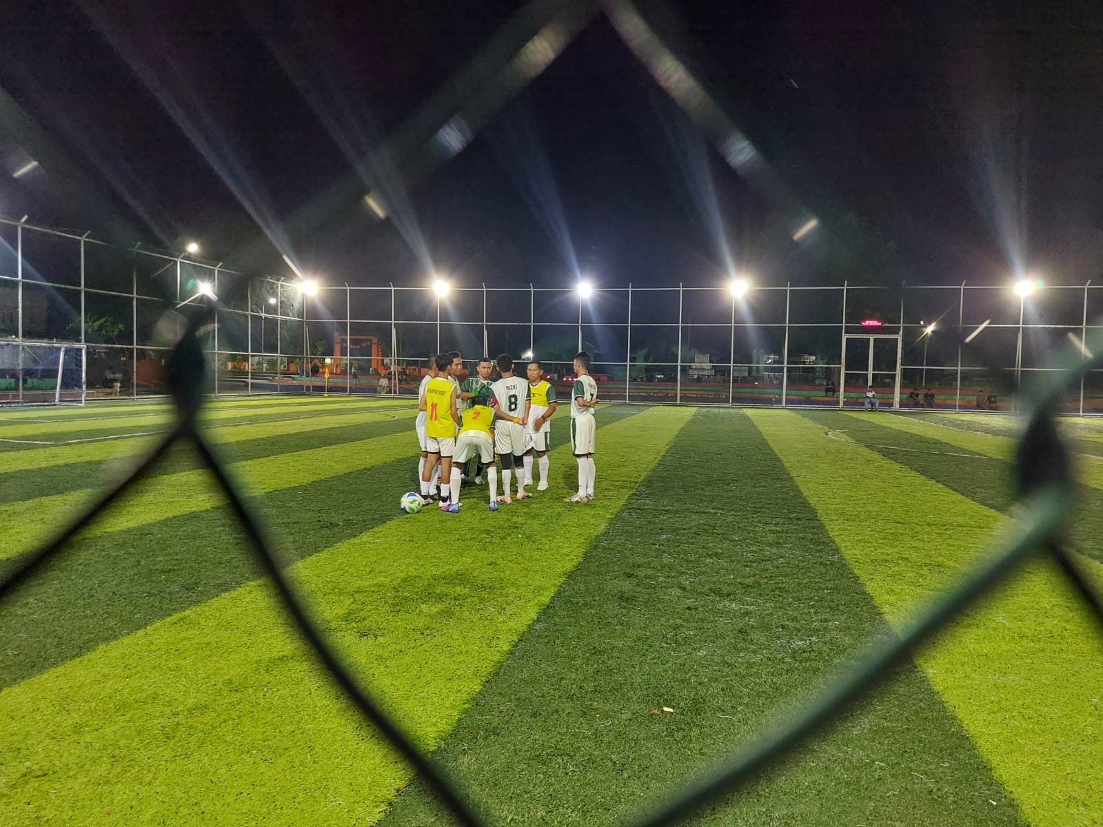 ADU GENGSI : Tim Sepak Bola Cerebral Palsy (PC) Kabupaten Banjar saat bertanding di babak semi final Peparprov V Kalsel melawan Kota Banjarbaru. (Foto : Norsalim Yahya/Radar Banjarmasin
