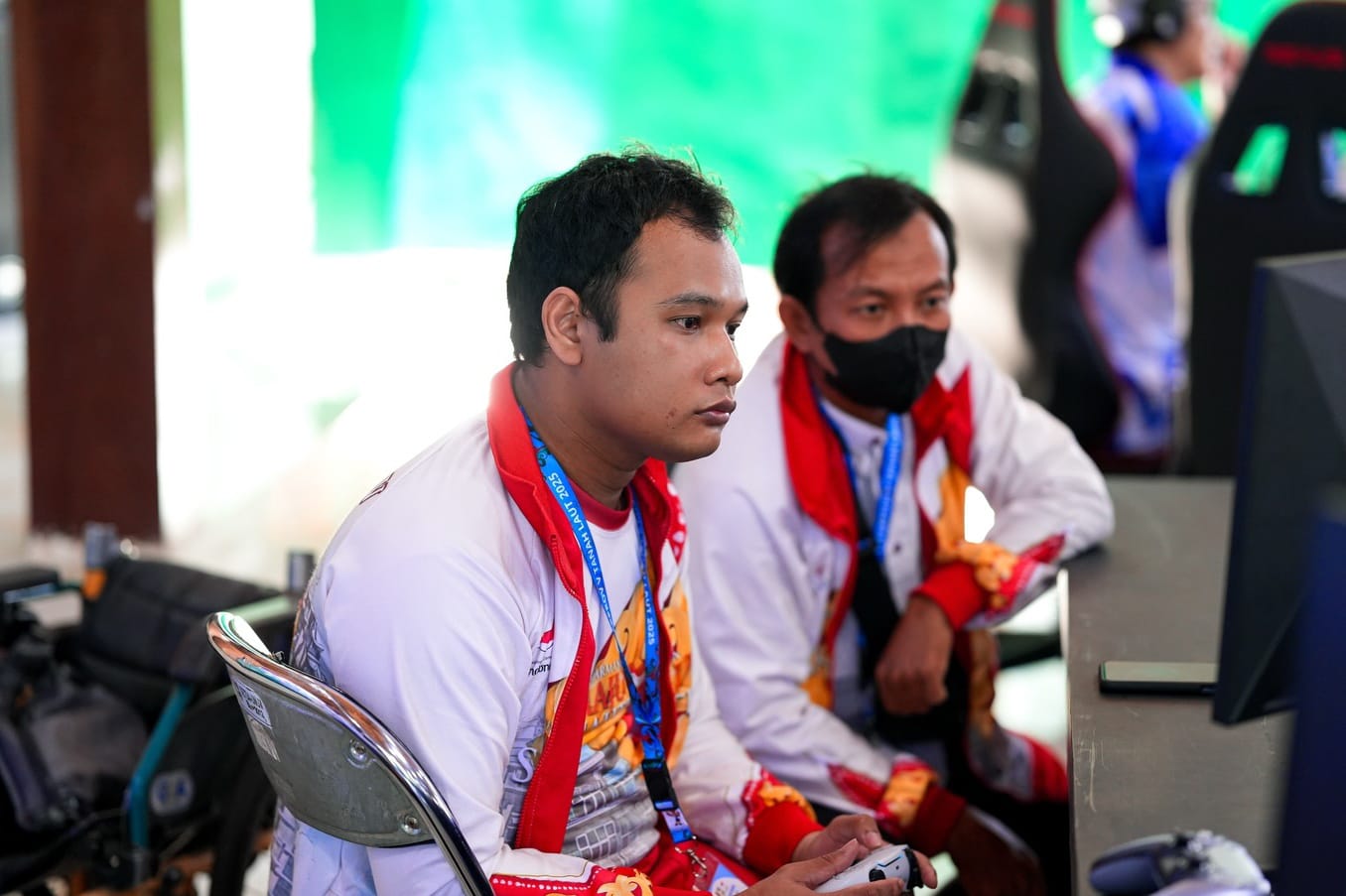 BERADU: Atlet disabilitas beradu strategi dalam pertandingan eFootball Peparprov V Tanah Laut 2025 di Gedung Rakyat Manuntung, Pelaihari.