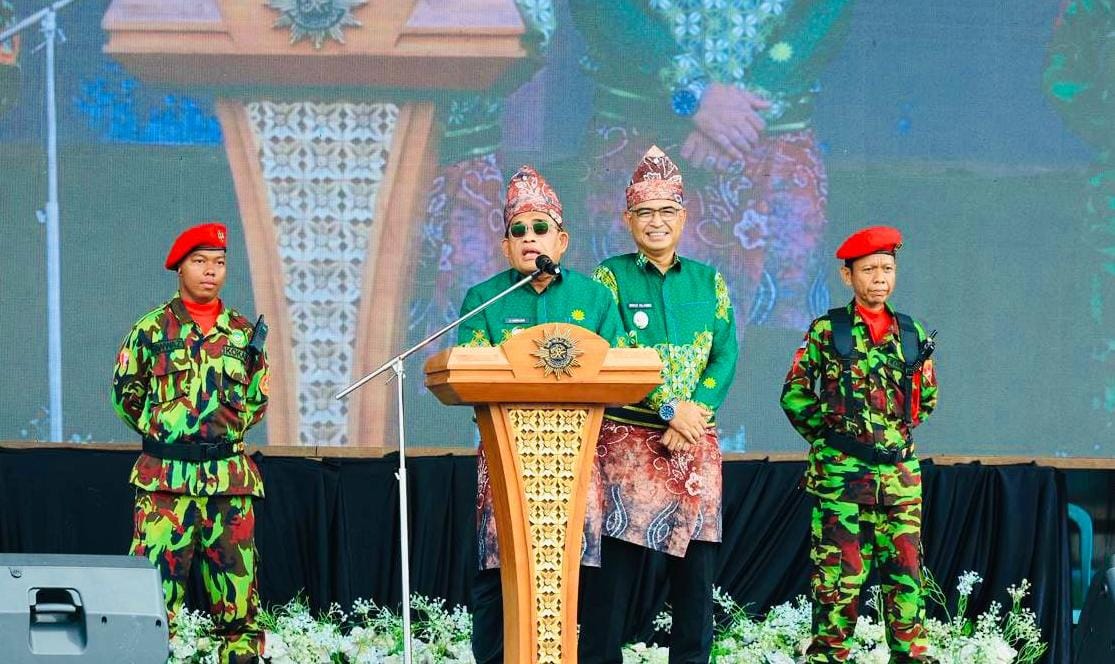 MENYATAKAN: Bupati HSU H.Sahrujani didampingi Wabup Hero Setiawan di Milad Muhammadiyah Alabio ke 1 Abad.