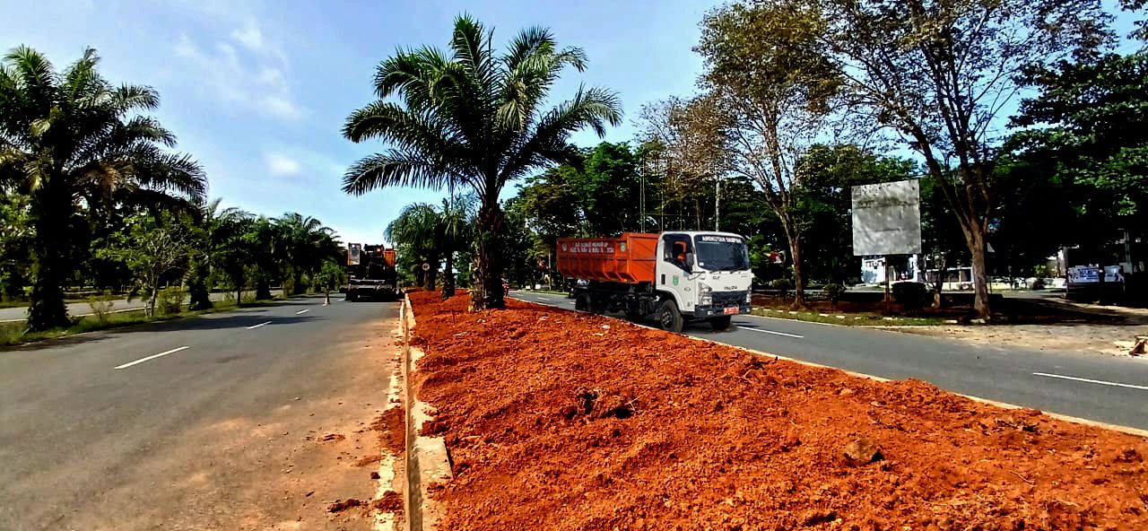 DITATA: Armada DLH mengangkut tanah uruk untuk penataan median jalan di area perkantoran Tanah Bumbu. (Foto: Al Husain untuk Radar Banjarmasin)