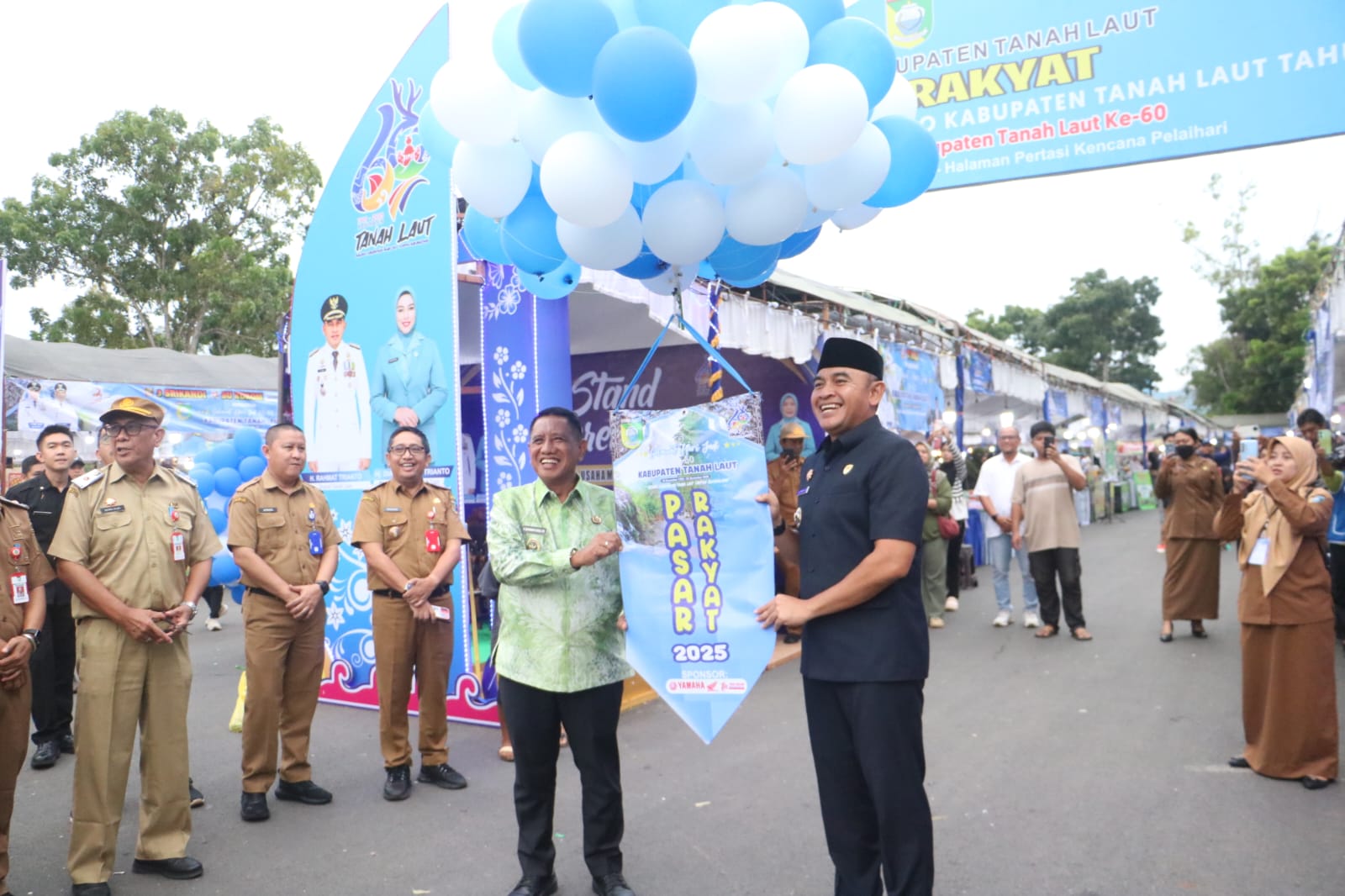 MERIAH : Bupati Tanah Laut (Tala) H Rahmat Trianto didampingi Wakilnya H Muhammad Zazuli membuka Pasar Rakyat dalam rangka Hari Jadi ke-60 Kabupaten Tala, Senin (24/11) sore. (Foto : Diskominfostasan