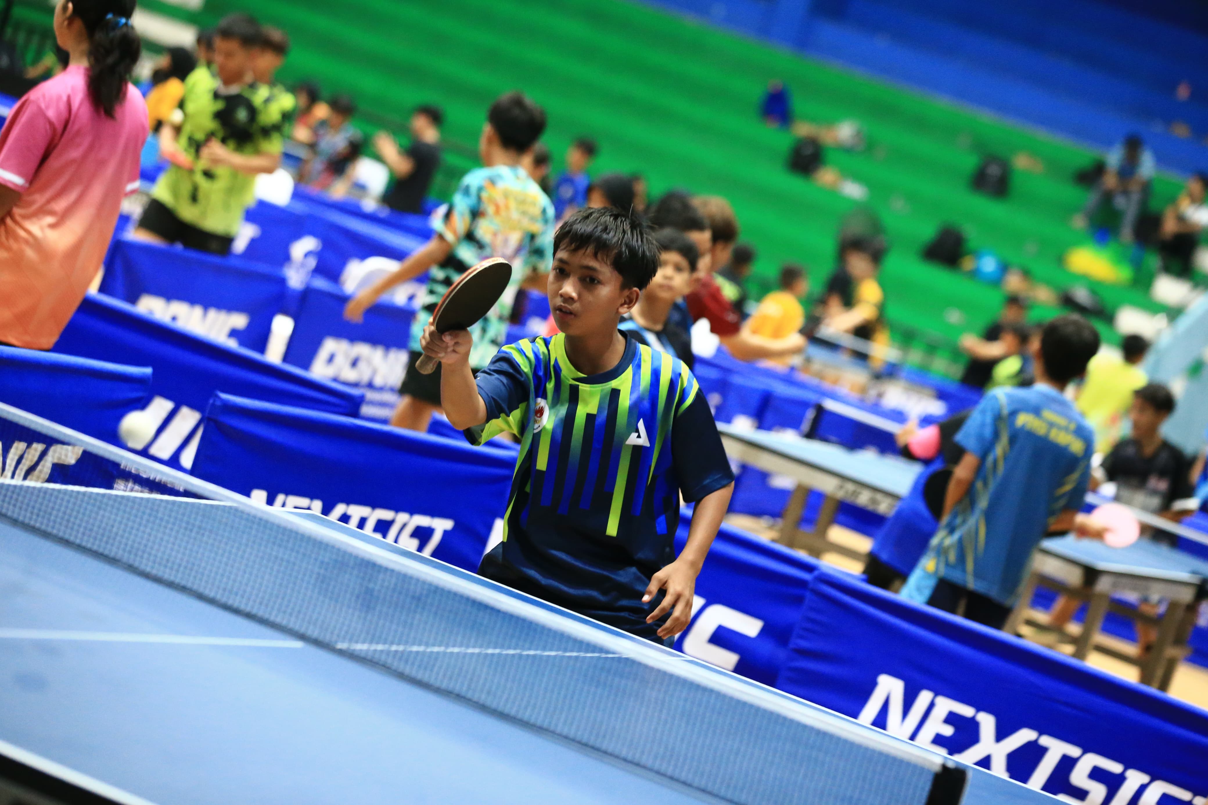 Atlet Kejurnas Tenis Meja 2025 mengeksekusi pukulan cepat dalam laga sengit di GOR Hasanuddin HM, Banjarmasin. (M Idris Jian Sidik)