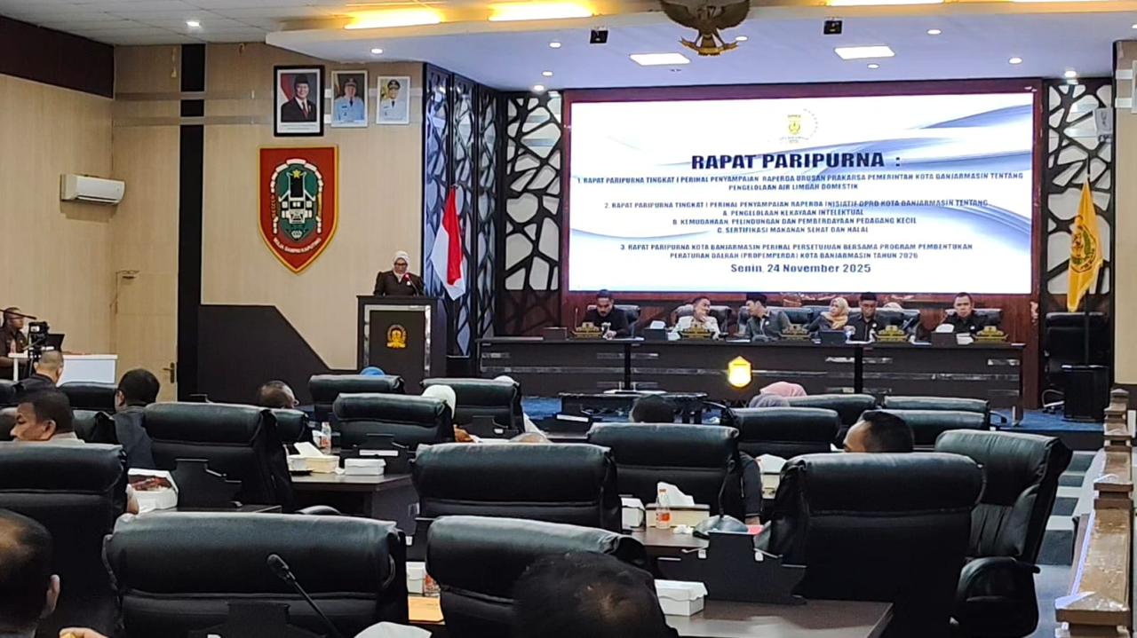 Rapat Paripurna penyampaian Raperda revisi Perda Pengelolaan Air Limbah Domestik di Gedung Dewan, Senin (24/11).