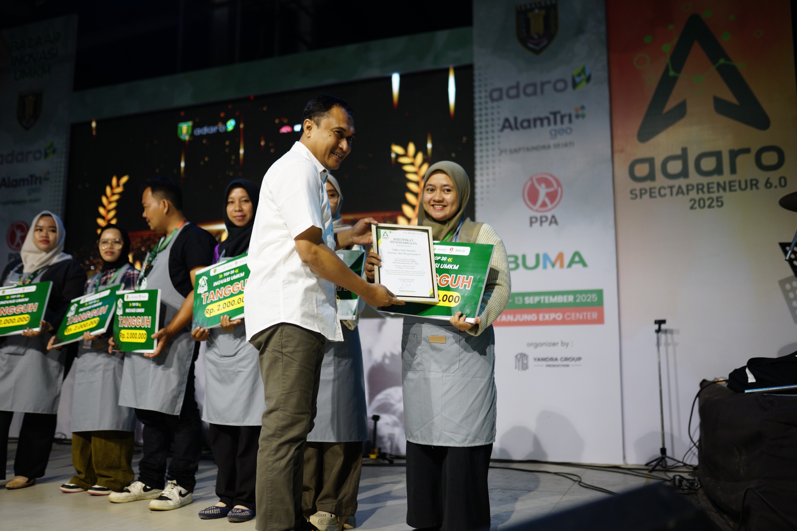 TERIMA PENGHARGAAN: Helka Sari Rezeki menerima penghargaan Adaro Spectapreneur.