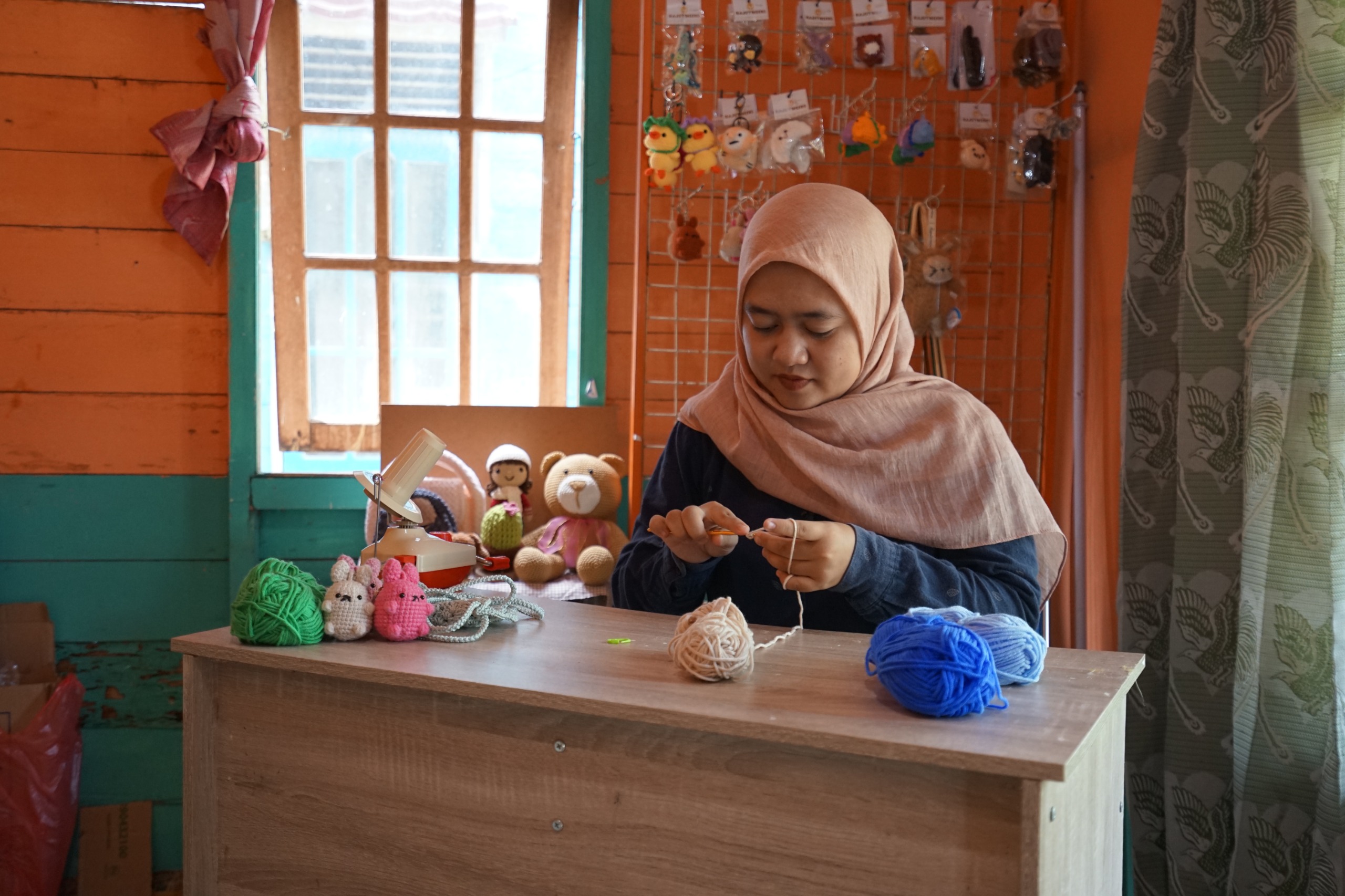 HOBI:Helka Sari Rezeki saat membuat tas, aksesori, gantungan kunci, hingga boneka lucu.