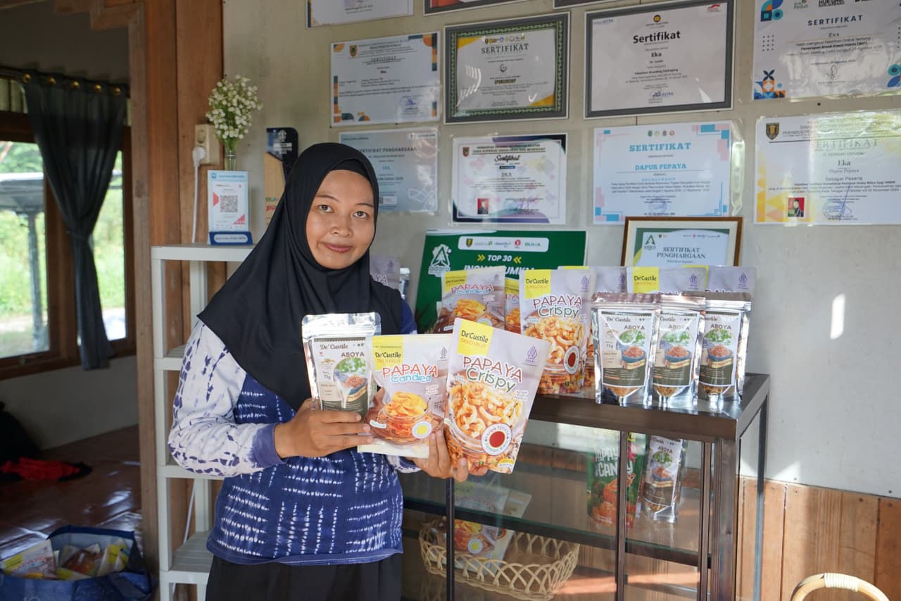 ENAK:Bu Eka bersama produk olahan buah lokal yang diolahnya dan dikemas menarik.