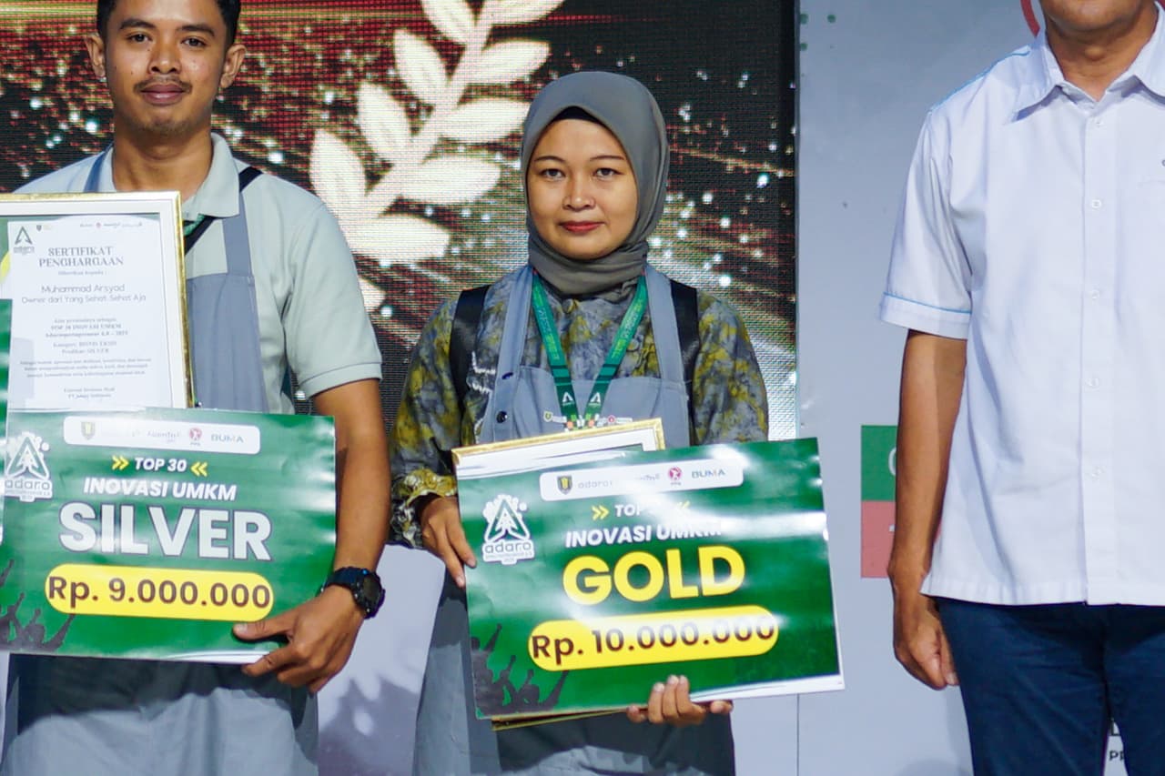 TOP INOVASI UMKM:Bu Eka saat menerima penghargaan Gold Kategori Bisnis Eksis.
