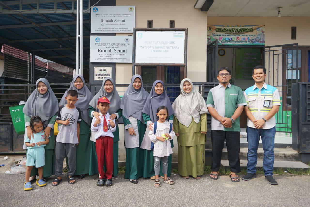 CERIA:Jajaran guru PLABK Rumah Semut dan Supervisor CSR Bidang Pendidikan PT Adaro Indonesia, Muhammad Zulfadeli Rachman berpose bersama.