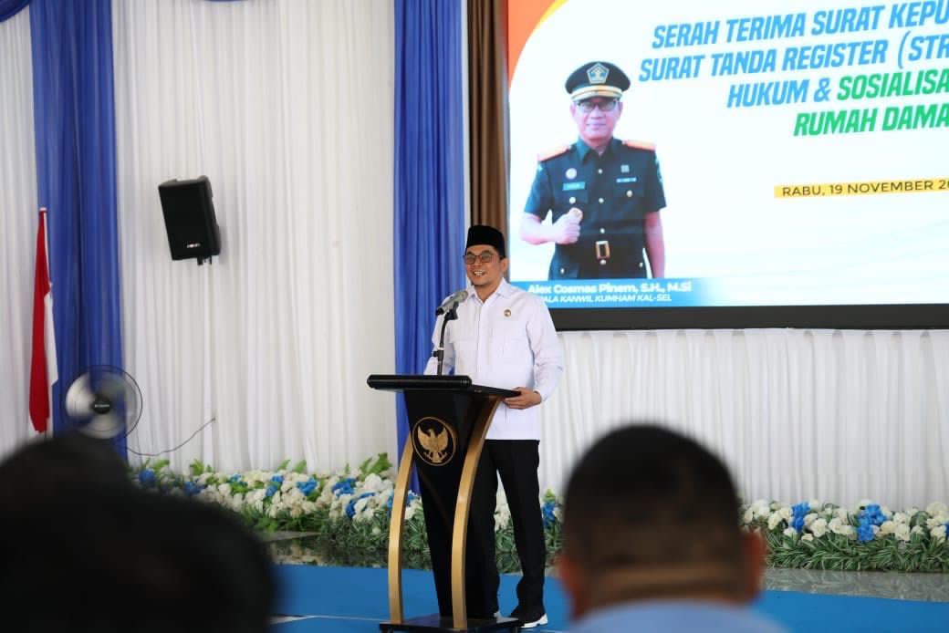 SAMBUTAN:Bupati Tanah Bumbu, Andi Rudi Latif menyampaikan dukungan penguatan pelayanan bantuan hukum dalam kegiatan Sosialisasi Aksi Rumah Damai di Batulicin, Rabu (19/11/2025).