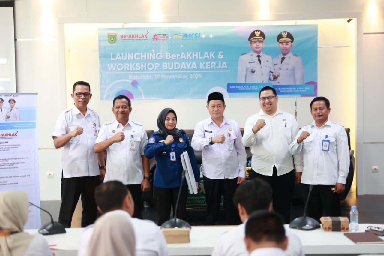 SINERGI: Asisten Ekonomi dan Pembangunan, Eryanto Rais bersama jajaran Pemkab berfoto bersama usai Launching BerAKHLAK dan Workshop Budaya Kerja di Batulicin.