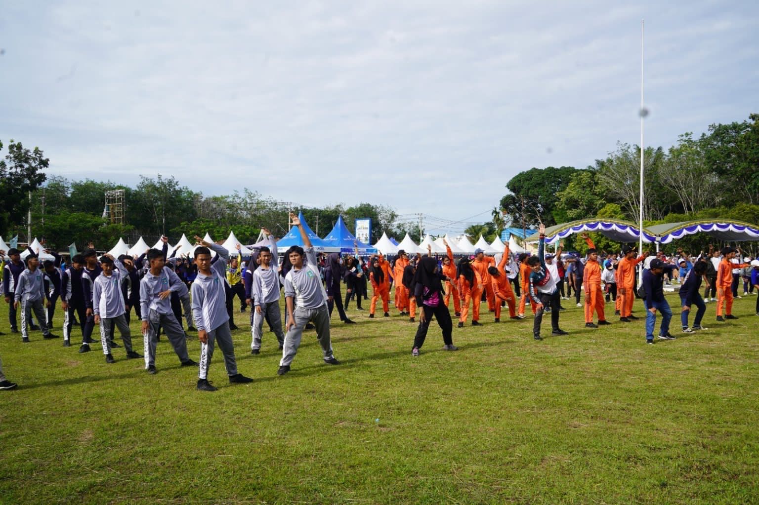 SENAM: Warga, pelajar, dan jajaran pemerintah Tanah Bumbu mengikuti senam bersama dalam Aksi Sinergi Merah Putih di Kecamatan Angsana, 14 November 2025.