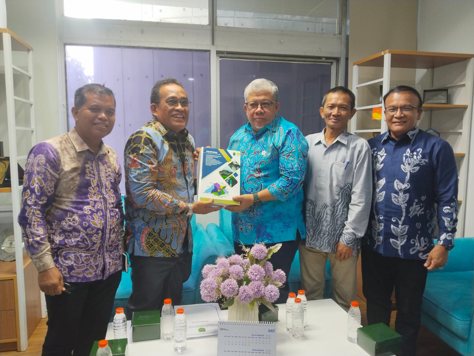 JEMPUT BOLA:Bupati Kabupaten HSU, H Sahrujani didampingi beberapa pejabat daerah menyerahkan usulan peningkatan permukiman ke Wamen PUPR RI, Fahri Hamzah di Jakarta.