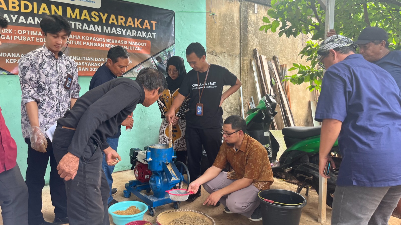 TINDAK LANJUT:Dwi Sandri SSi MP, salah satu dosen Politeknik Negeri Tanah Laut (Politala) mempraktekkan membuat pakan berbasis maggot BSF.