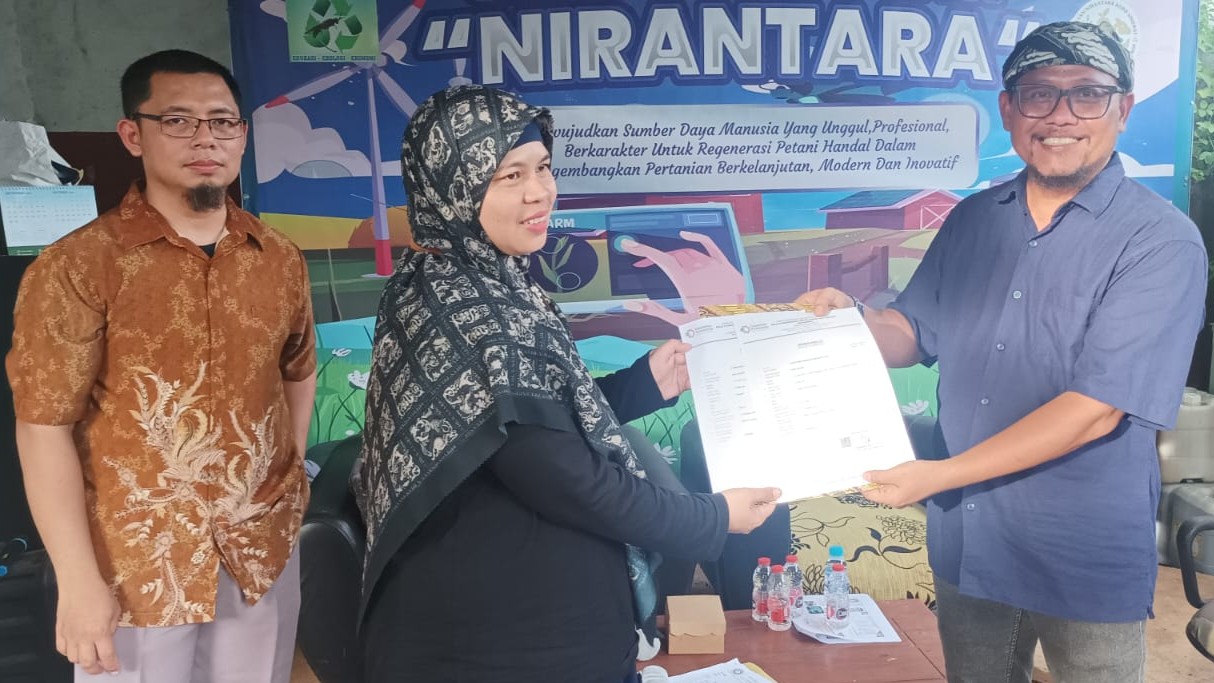 HIBAH:Koordinator kegiatan pengabdian masyarakat, Dr Fatimah menyerahkan hibah alat ke Komunitas Pengelolaan Sampah Organik Sinergi (Kopasos) Desa Atu-Atu.