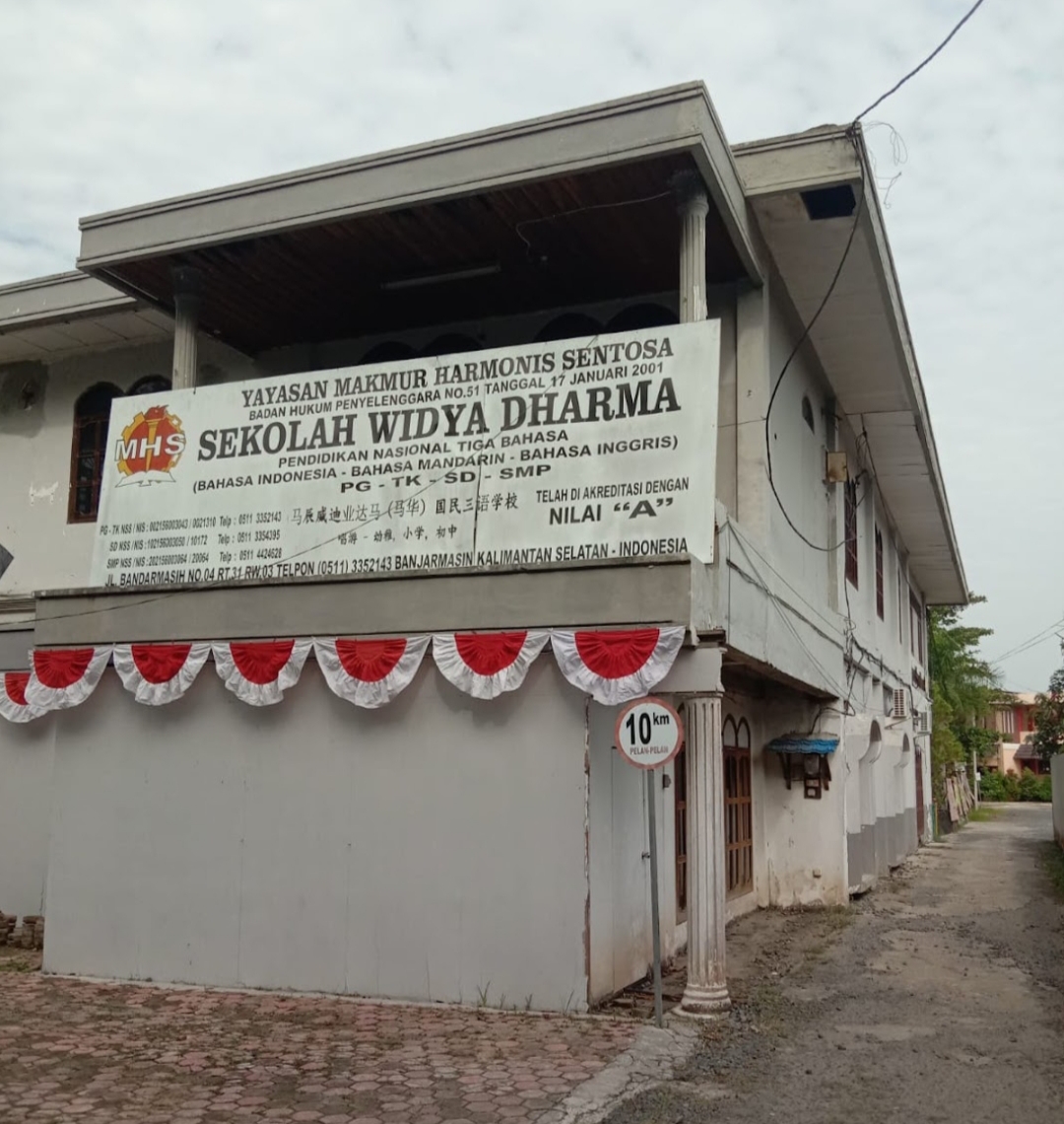 BERUSIA TUA: Para siswa beraktivitas di halaman Widya Dharma School. (Maulana)