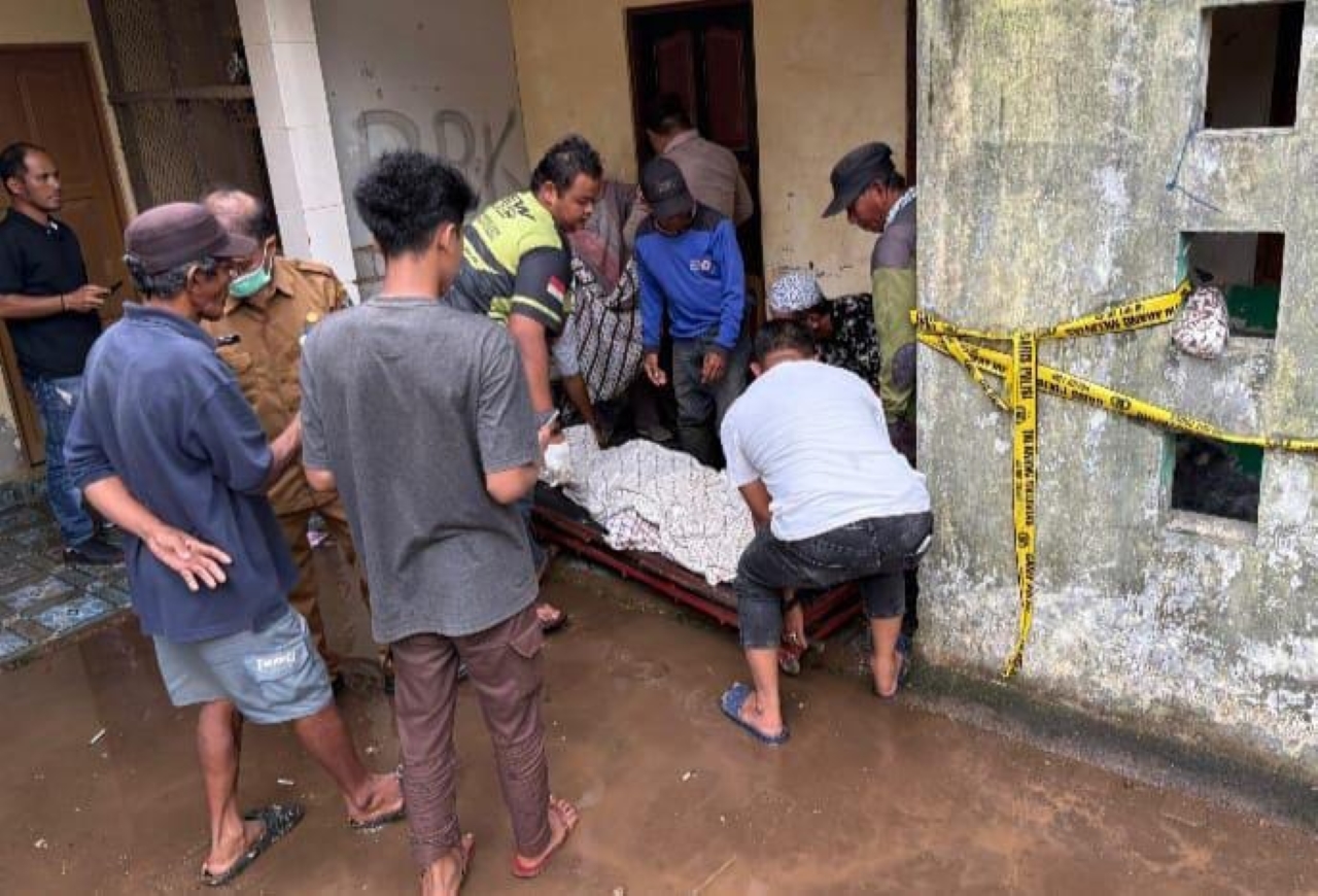 EVAKUASI: Relawan bersama warga setempat mengevakuasi jasad Hamdani (40) yang ditemukan meninggal di gudang&nbsp; Masjid Jami Ihyauddon Desa Benua Raya, Kecamatan Bati-Bati
