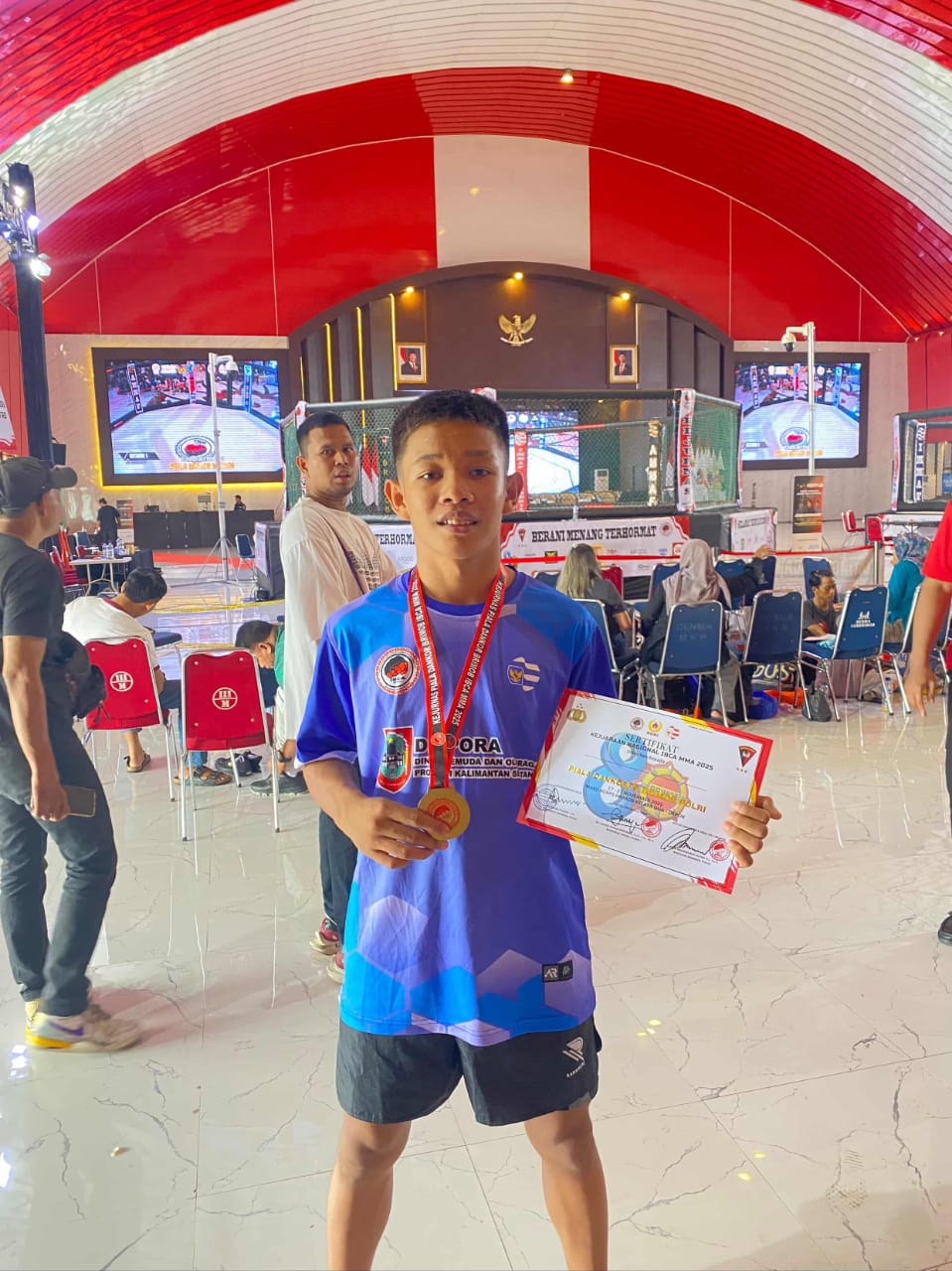 PRESTASI: Mahli memperlihatkan medalinya usai bertanding di Kejuaraan Nasional Championship IBCA MMA 2025 Piala Dankor Brimob Polri.
