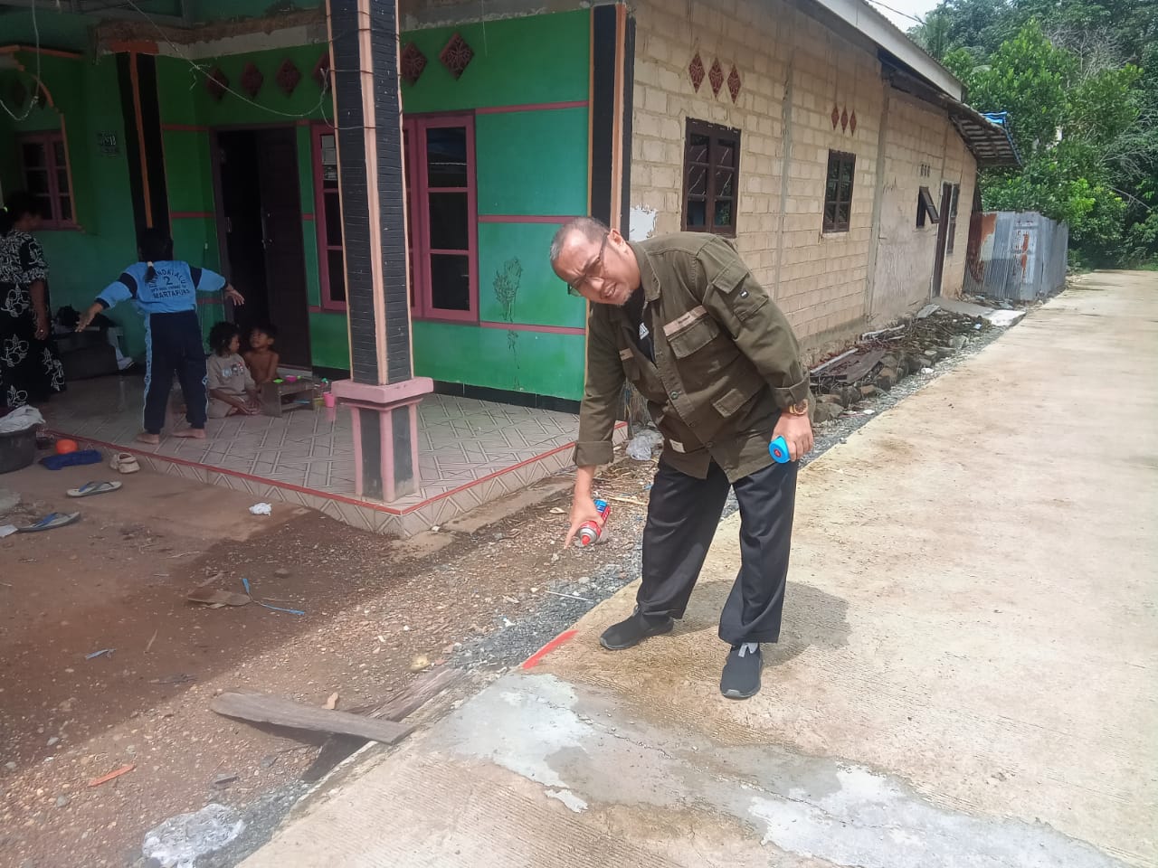 RETAK: Wakil Ketua II DPRD Kabupaten Banjar, Akhmad Rizanie Anshari menunjukkan temuan hasil sidaknya terhadap proyek jalan cor beton Desa Cindai Alus.